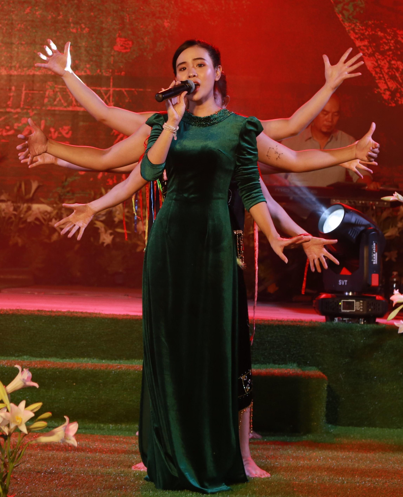 Quỳnh Trang hát nhớ mẹ Nhung. Quỳnh Trang hát nhớ mẹ Nhung.