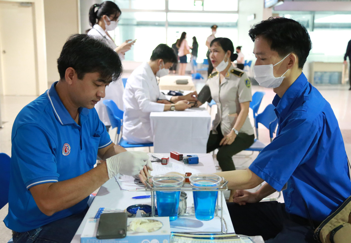 Y bác sĩ Bệnh viện Chợ Rẫy khám sàng lọc cho những người tham gia hiến máu.