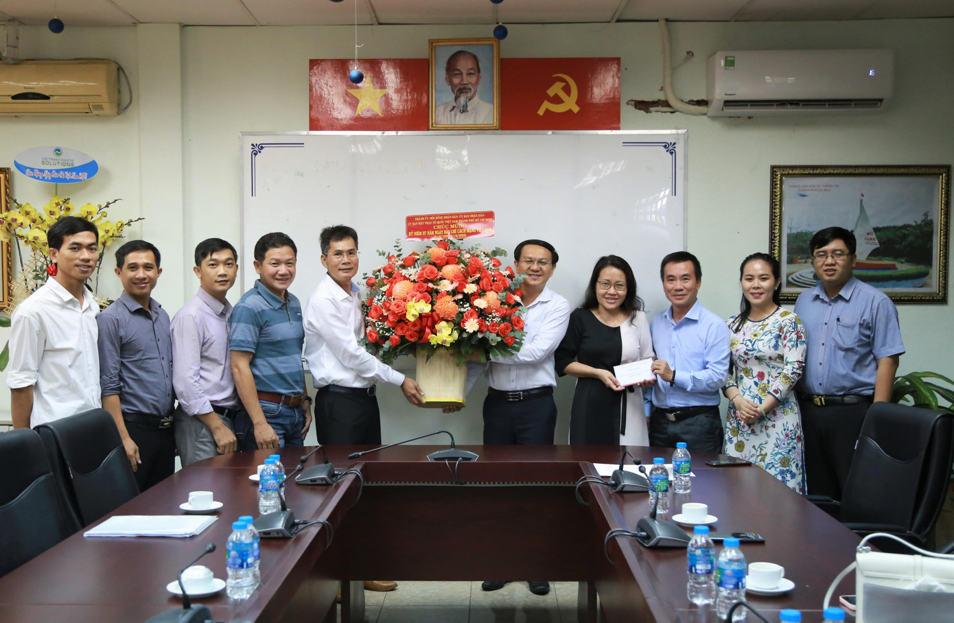 Giám đốc Sở Thông tin và Truyền thông TPHCM Lâm Đình Thắng trao hoa chúc mừng báo Tiền Phong - Ảnh: Phong Nguyễn Giám đốc Sở Thông tin và Truyền thông TPHCM Lâm Đình Thắng trao hoa chúc mừng báo Tiền Phong - Ảnh: Phong Nguyễn