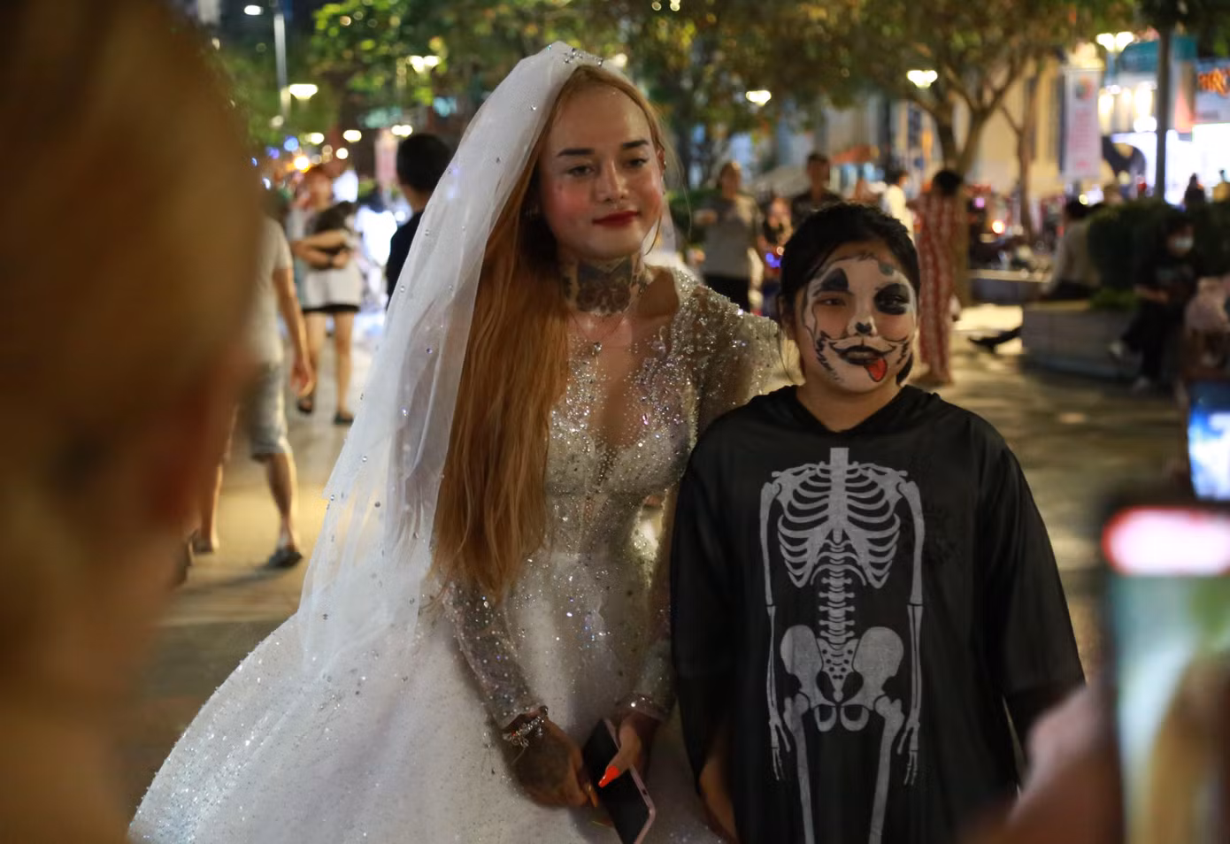 Xuất hiện trong bộ đồ cưới của cô dâu, Nguyễn Phong Li (cộng đồng LGBT) nhanh chóng thu hút nhiều ánh nhìn. Nhiều bạn trẻ thích thú với tạo hình này nên xin chụp hình chung.