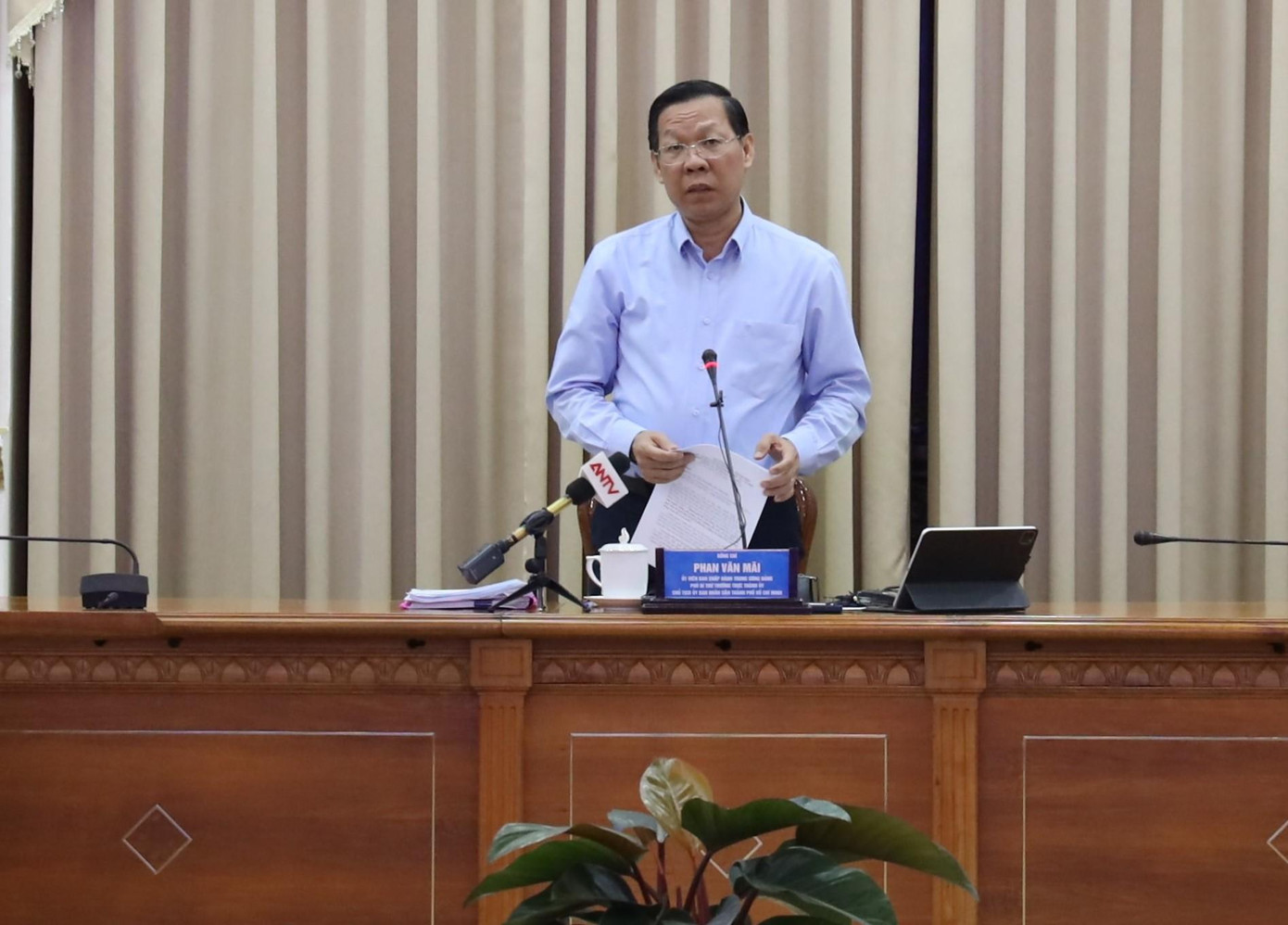 Ông Phan Văn Mãi trao đổi tại phiên họp. Ảnh: Trung tâm Báo chí TPHCM