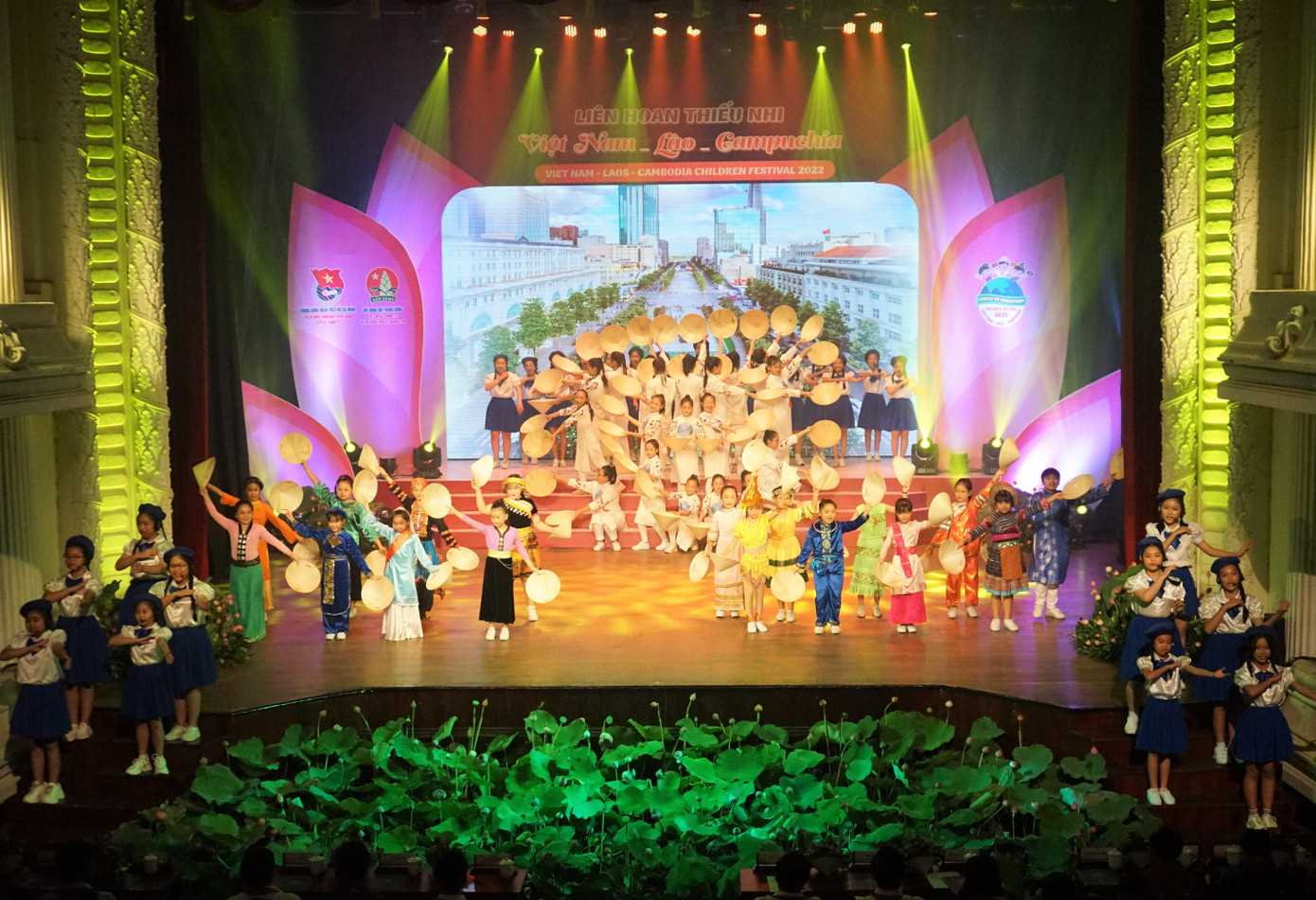 Bạn nhỏ nước chủ nhà thể hiện những đặc sắc về văn hóa của dân tộc mình đến với đại biểu thiếu nhi các nước bạn. Bạn nhỏ nước chủ nhà thể hiện những đặc sắc về văn hóa của dân tộc mình đến với đại biểu thiếu nhi các nước bạn.