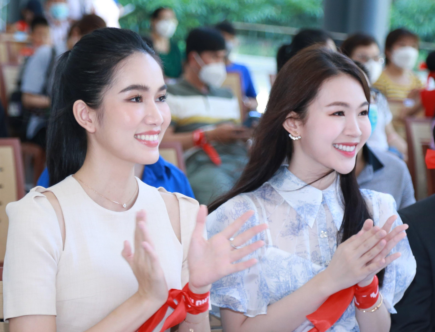 Á hậu Phương Anh cùng người đẹp Đậu Hải Minh Anh rạng rỡ tại chương trình Chủ nhật Đỏ - Ảnh: Ngô Tùng