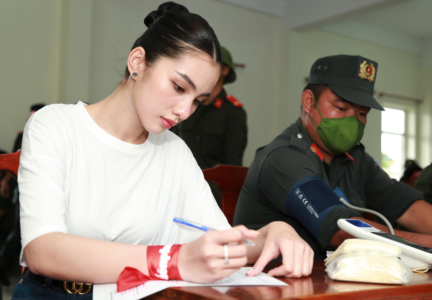 Cẩm Đan đăng ký hiến máu. Cẩm Đan đăng ký hiến máu.