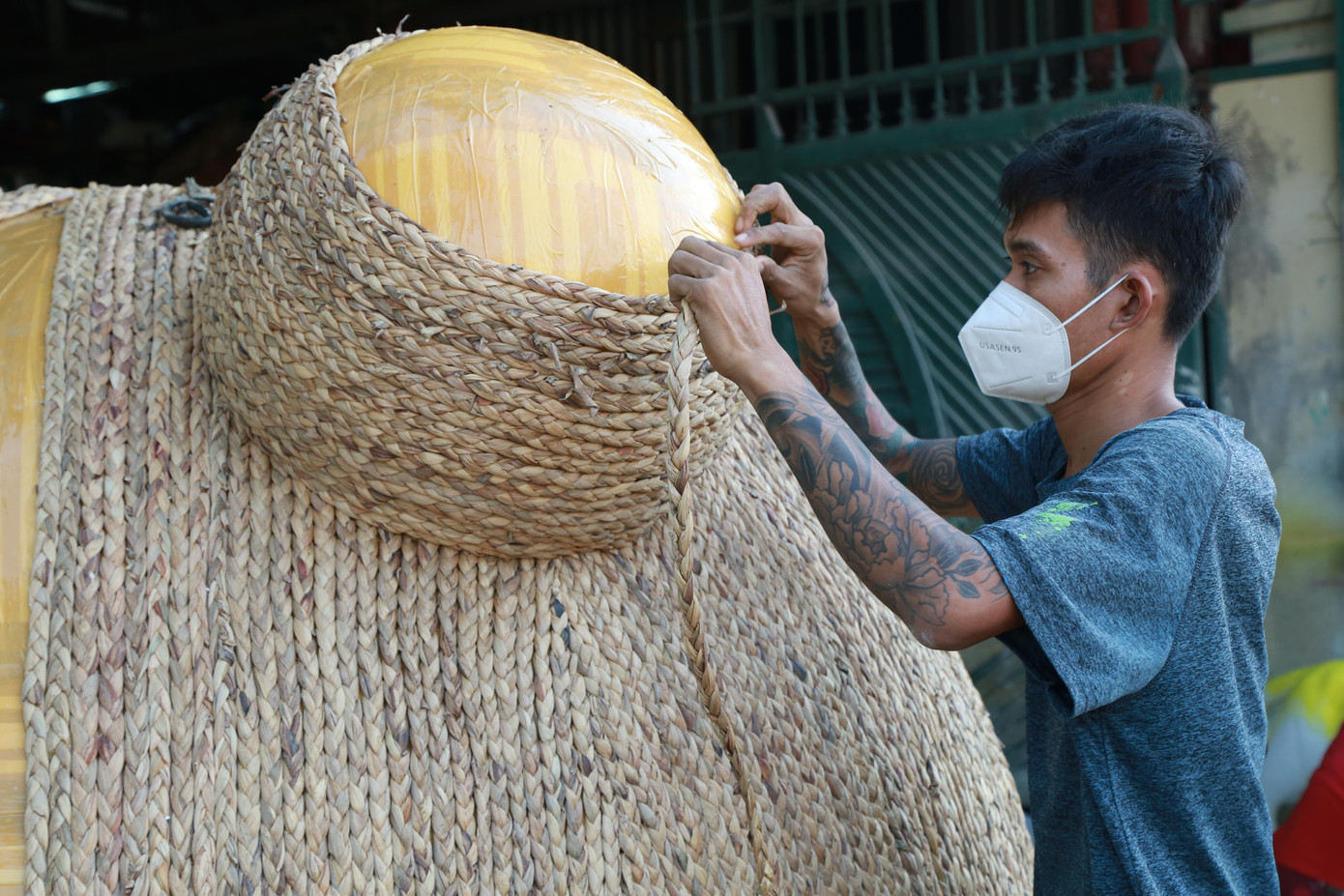 Nhân viên thực hiện công đoạn tạo tác tiểu cảnh bằng việc bện dây thừng được làm từ cây lục bình.