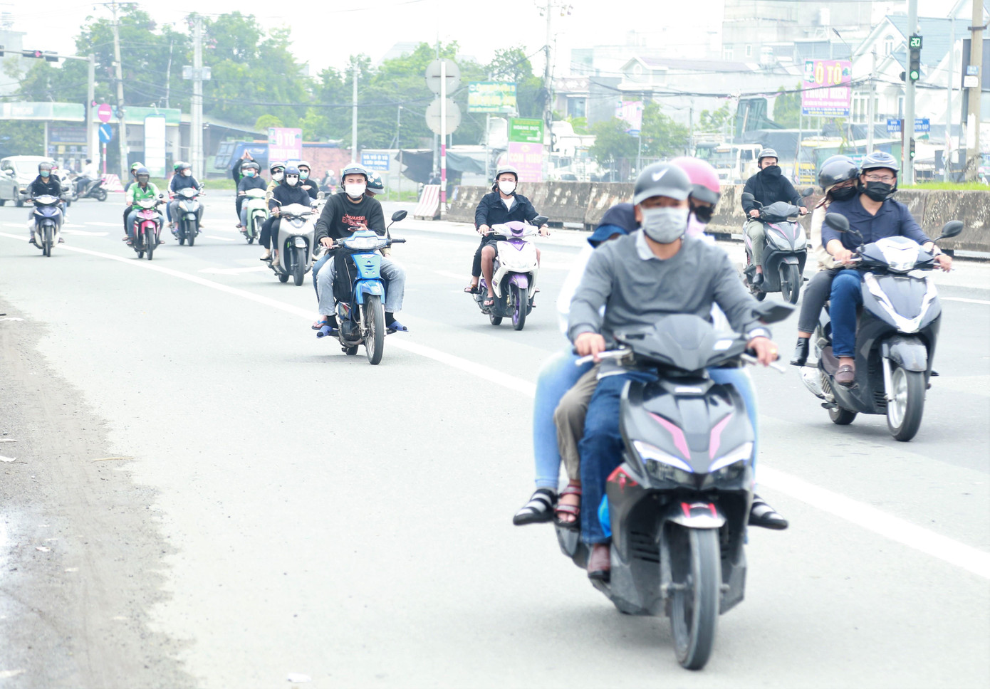 Sau cơn mưa kéo dài với lưu lượng lớn ngay trước thềm kỳ nghỉ lễ, hôm nay thời tiết đầu ngày tại TPHCM và một số địa phương phía Nam đã hửng nắng, dịu mát, trở thành điều kiện tốt để nhiều người tranh thủ tìm đến các khu du lịch để nghỉ ngơi, vui chơi.