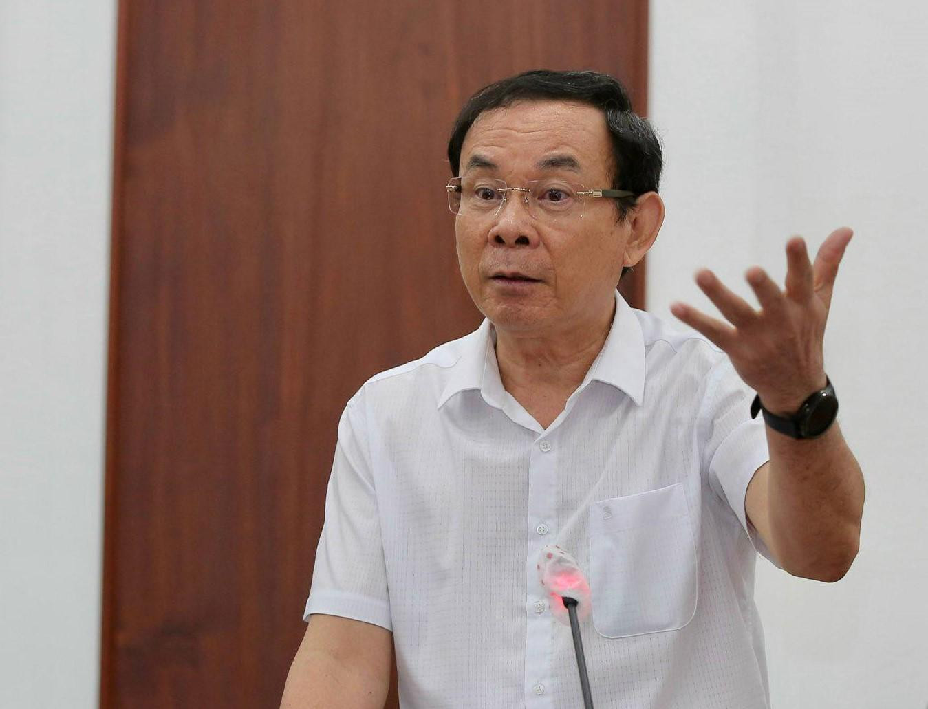 Bí thư Thành ủy TPHCM Nguyễn Văn Nên trao đổi cùng lãnh đạo hai đội bóng và các cơ quan phụ trách bóng đá thành phố.