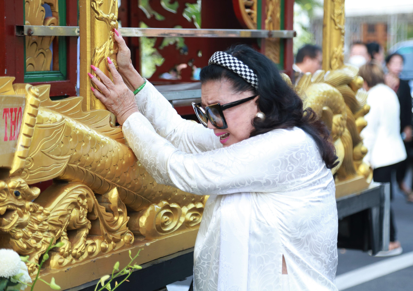 NSND Kim Cương đau buồn tiễn biệt người bạn thân thiết.