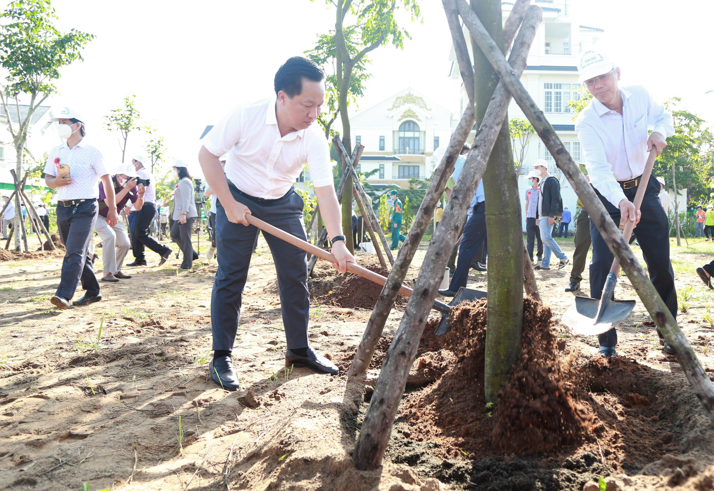Ông Võ Văn Hoan và ông Hoàng Tùng, Chủ tịch UBND TP. Thủ Đức trồng cây xanh.