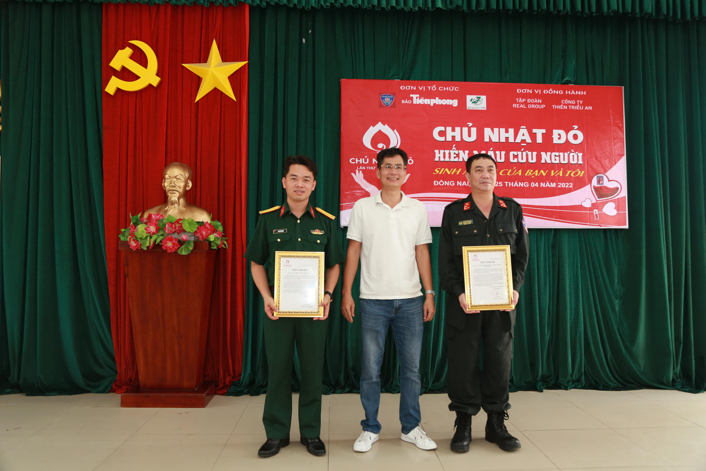 Nhà báo Lý Thành Tâm trao thư cảm ơn đến đại diện Bệnh viện Quân y 175 và Trung đoàn CSCĐ Đông Nam Bộ. Nhà báo Lý Thành Tâm trao thư cảm ơn đến đại diện Bệnh viện Quân y 175 và Trung đoàn CSCĐ Đông Nam Bộ.