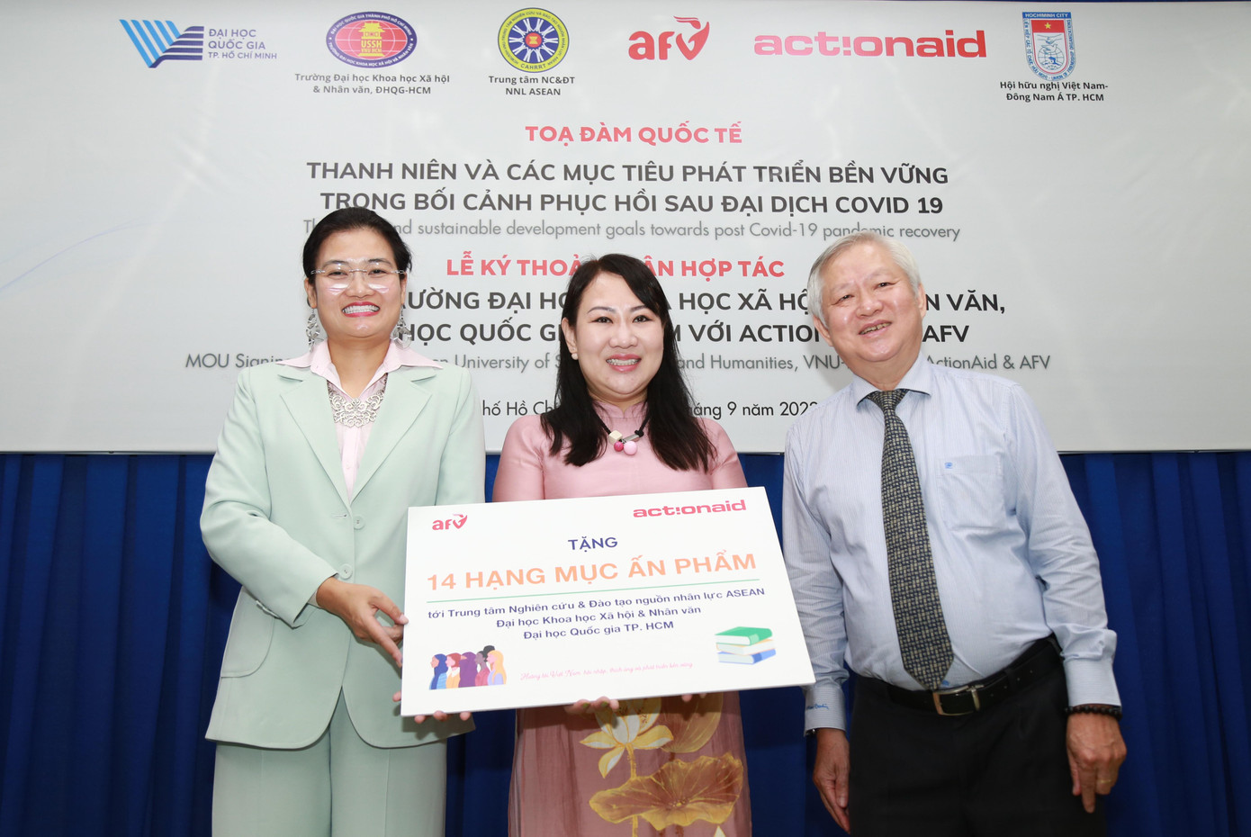 Dịp này, ActionAid Việt Nam và AFV trao tặng các hạng mục ấn phẩm cho Trường ĐH KHXH&amp;NV TPHCM.