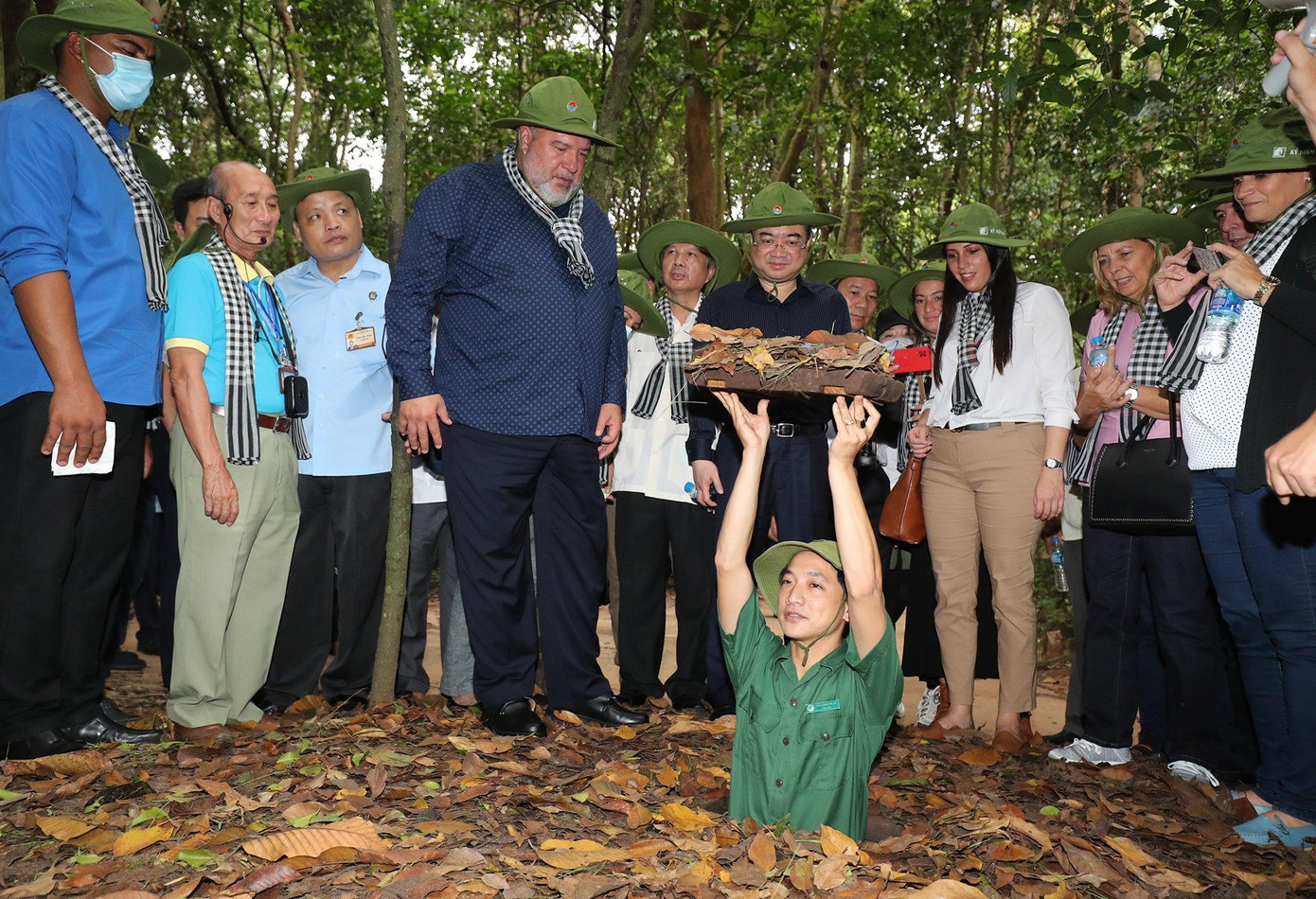Trực tiếp chứng kiến hệ thống địa đạo kỳ công, Thủ tướng Cuba Manuel Marrero Cruz Thủ tướng Cuba Manuel Marrero Cruz đã cảm phục ý chí và khả năng trí tuệ của con người Việt Nam trong cuộc chiến tranh bảo vệ Tổ quốc. &quot;Người Việt Nam với các công cụ thô sơ đã có thể xây dựng nên một công trình đậm chất trí tuệ, hết sức độc đáo&quot;, ông nói.