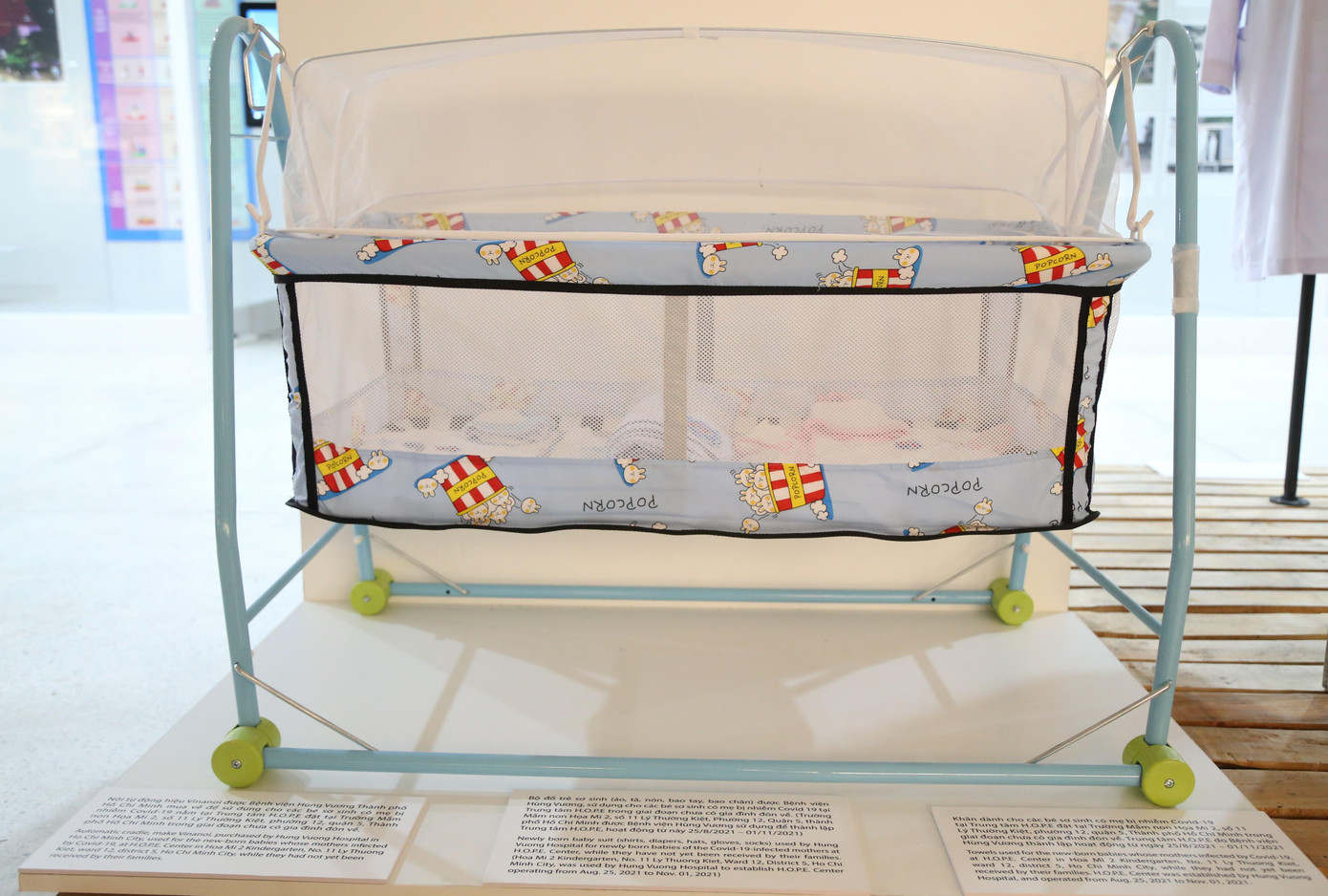 Chiếc nôi được Bệnh viện Hùng Vương sử dụng để chăm sóc các em bé sơ sinh khi không có mẹ cạnh bên chăm sóc (do bị mắc COVID-19).