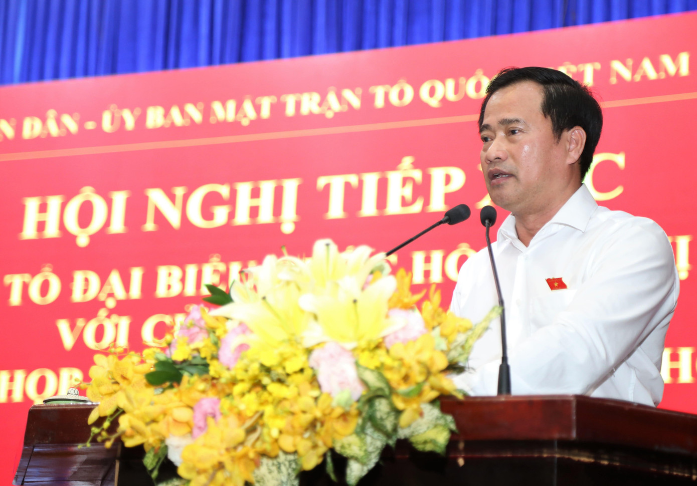 Ông Lê Thanh Phong trao đổi với cử tri. Ông Lê Thanh Phong trao đổi với cử tri.