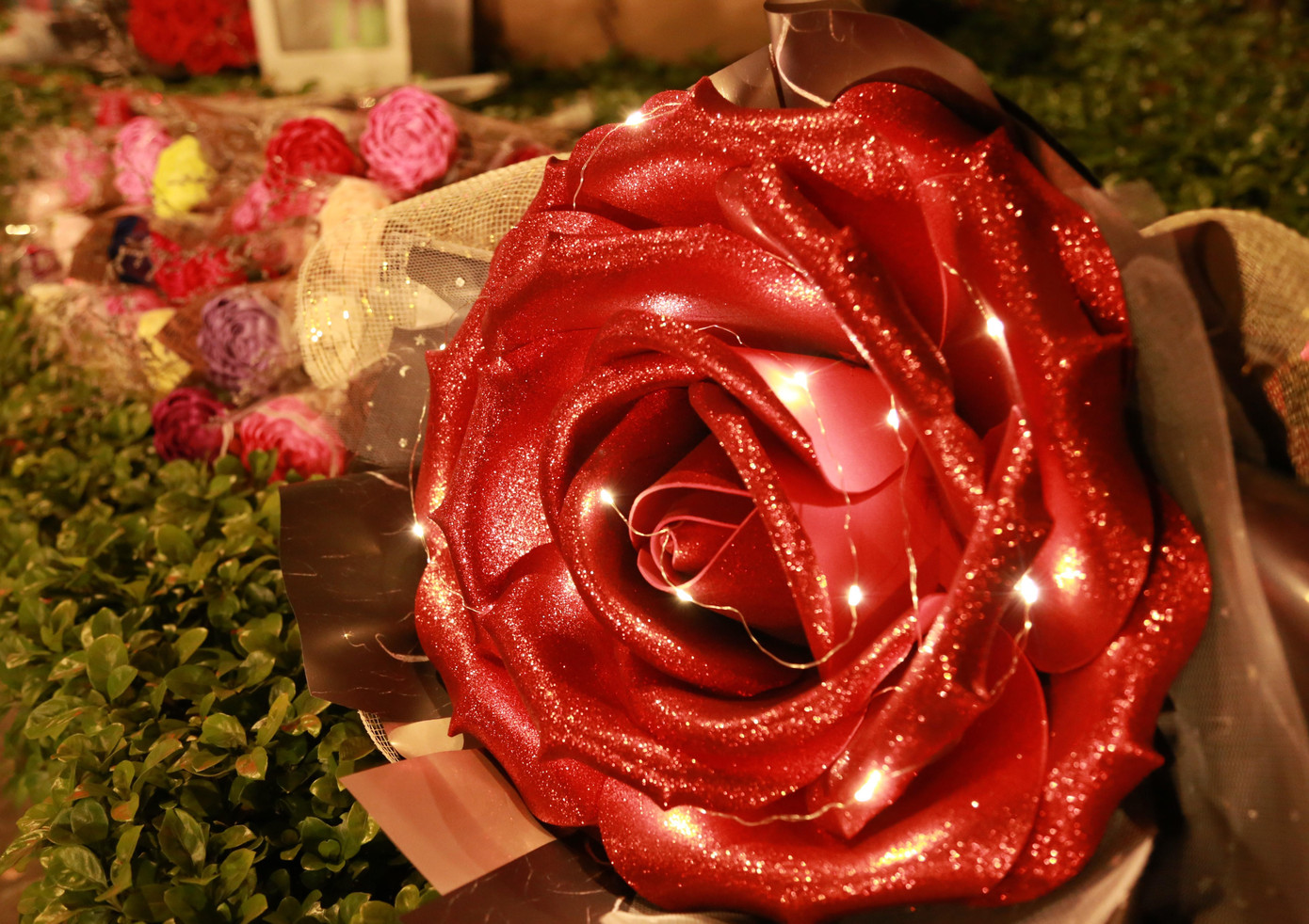 Đóa hoa hồng cỡ lớn lấp lánh nhờ các ánh đèn điện li ti.