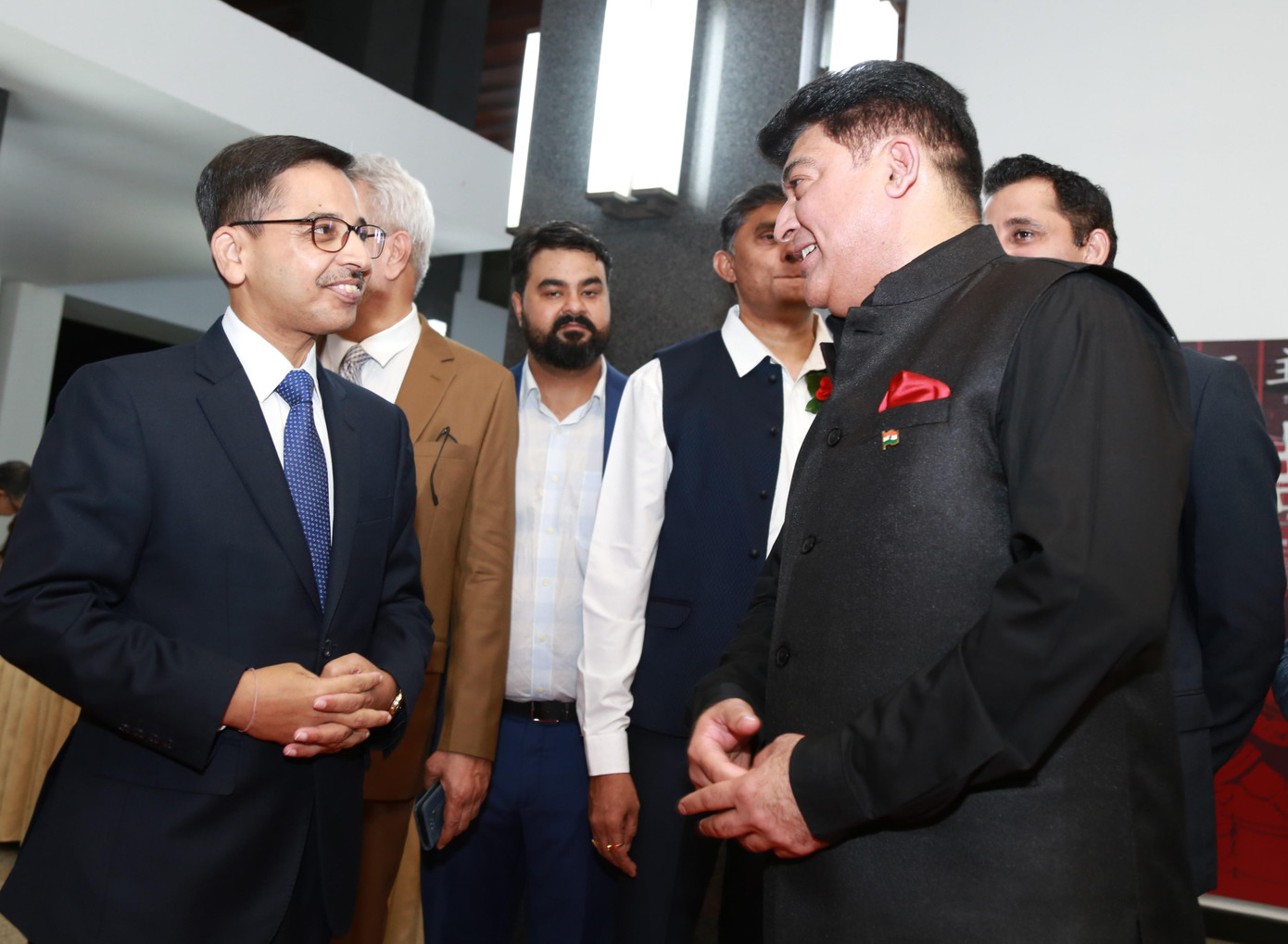 Ông Rahul Bali (bìa phải), Tổng đạo diễn lễ hội đón ngài Đại sứ Ấn Độ tại Việt Nam dự chương trình.