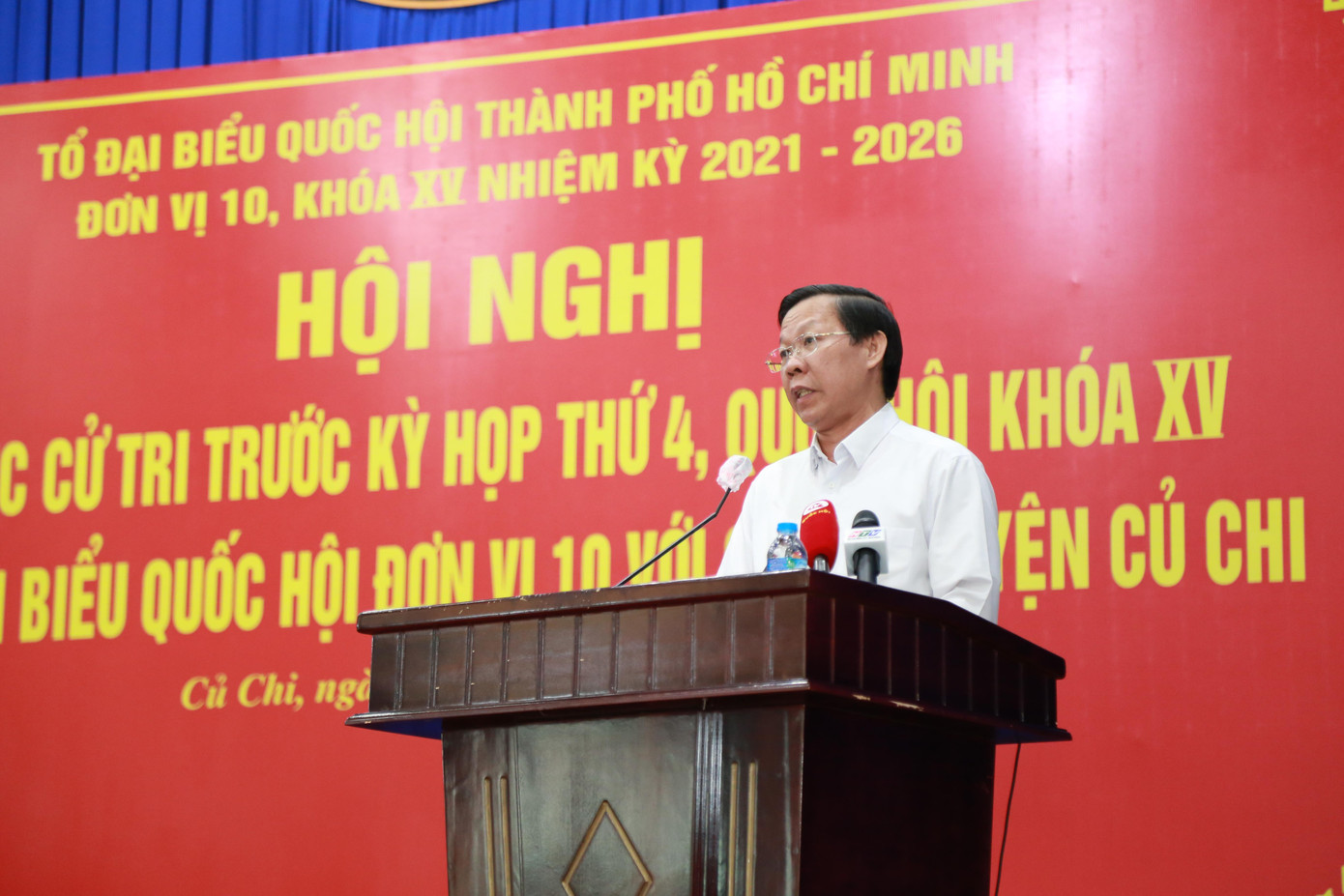 Chủ tịch UBND TPHCM Phan Văn Mãi trao đổi với cử tri. Chủ tịch UBND TPHCM Phan Văn Mãi trao đổi với cử tri.