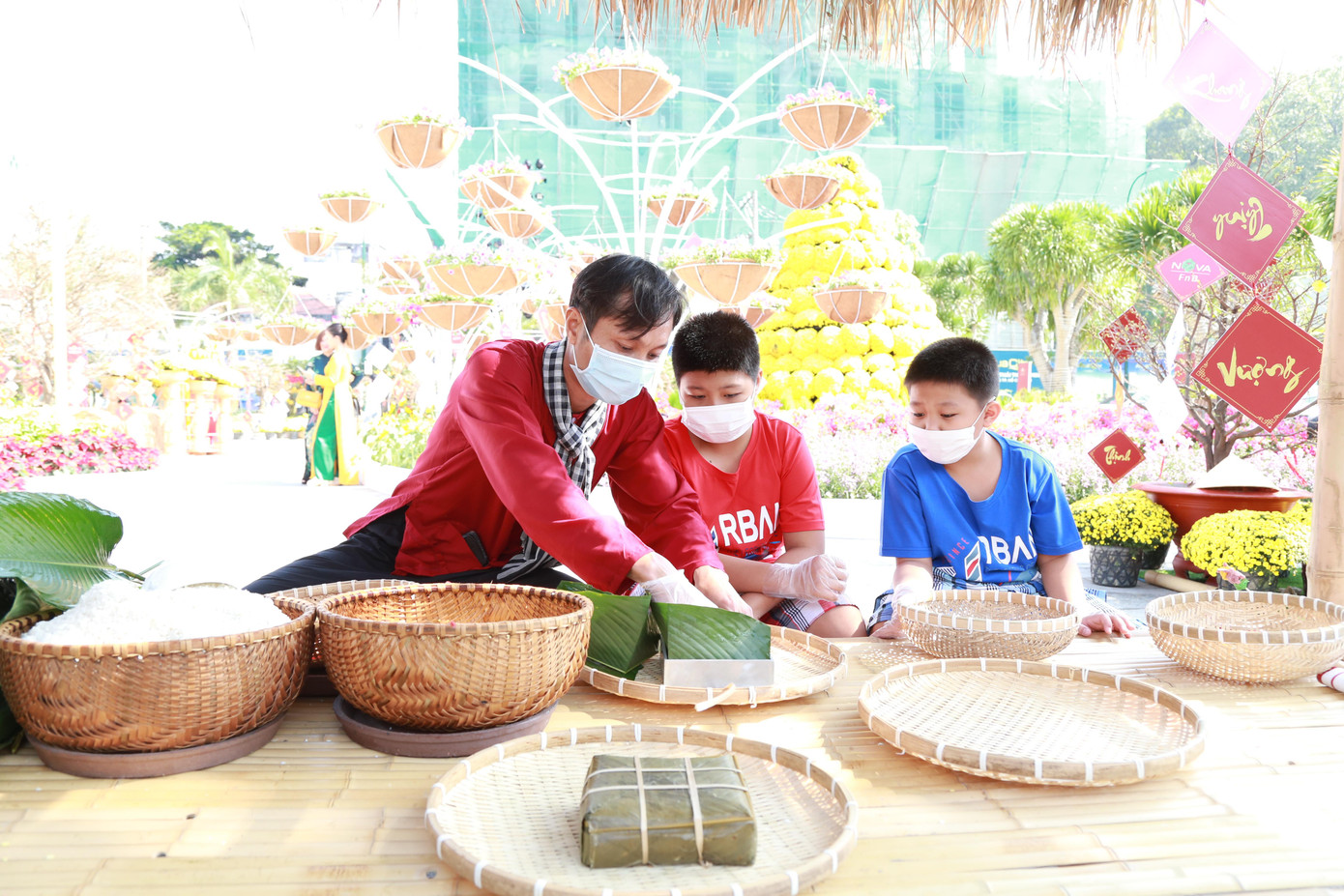 Các em nhỏ tìm hiểu cách làm nên một chiếc bánh chưng dưới sự hướng dẫn của các nghệ nhân, thợ làm bánh lành nghề.