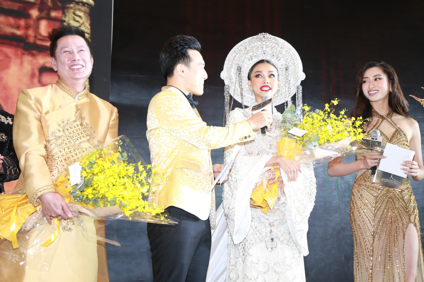 Trên sân khấu đặc biệt lần này, Hoa hậu Engfa Wahara cùng Top 10 Miss Grand Thailand 2022 cũng bày tỏ sự ấn tượng khi đón nhận tình cảm mến mộ của người dân và bạn trẻ Việt Nam đối với đoàn. Ảnh: Ngô Tùng