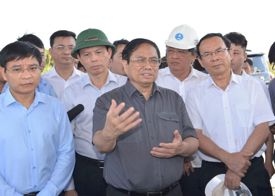 Đoàn công tác khảo sát dự án xây dựng, mở rộng Quốc lộ 50. Ảnh: SGGP Đoàn công tác khảo sát dự án xây dựng, mở rộng Quốc lộ 50. Ảnh: SGGP