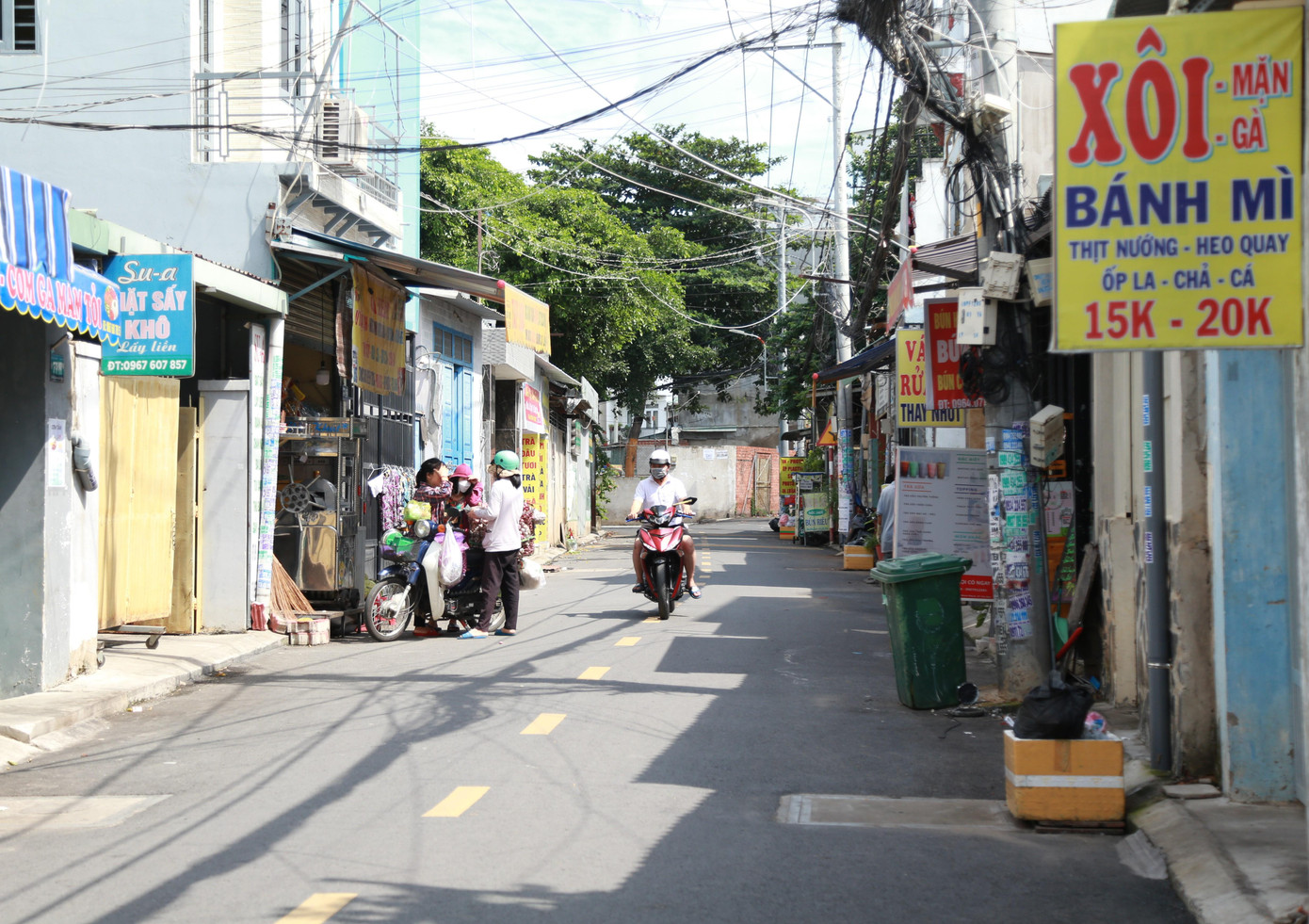Có nhà tọa lạc ở con hẻm rộng rãi này, ông Bùi Công Trường cho biết, khi phường đưa ra chính sách vận động, người dân nhất trí đồng thuận vì thấy điều đó là cần thiết. Từ khoảng 3m lúc trước, giờ đây hẻm đã rộng gần 6m. Mỗi nhà chấp thuận lùi vào hơn 1m. "Con hẻm của chúng tôi sau khi mở rộng trở nên sạch sẽ, cao ráo", ông Trường chia sẻ.