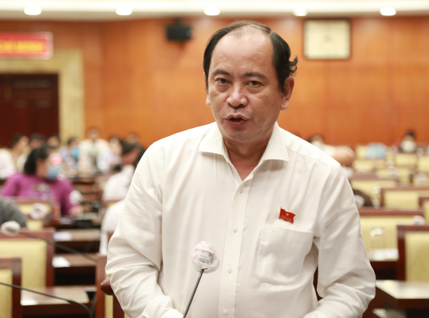 Giám đốc Sở Y tế Tăng Chí Thượng thảo luận tại kỳ họp. Ảnh: Ngô Tùng