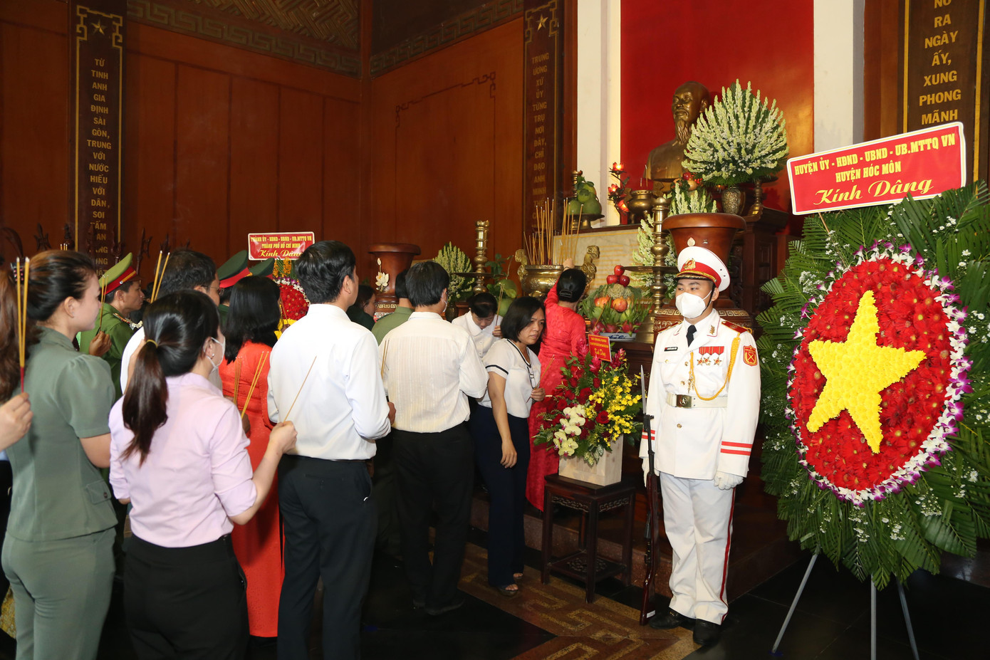 Cán bộ, chiến sĩ, nhân dân huyện Hóc Môn dâng hương tri ân các bậc tiền nhân đã hy sinh vì nền độc lập dân tộc. Cán bộ, chiến sĩ, nhân dân huyện Hóc Môn dâng hương tri ân các bậc tiền nhân đã hy sinh vì nền độc lập dân tộc.