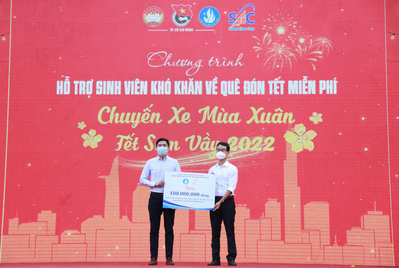 Tại chương trình, Trung ương Hội SVVN và Trung tâm Hỗ trợ và phát triển sinh viên Việt Nam trao tặng phần quà để hỗ trợ các bạn sinh viên.