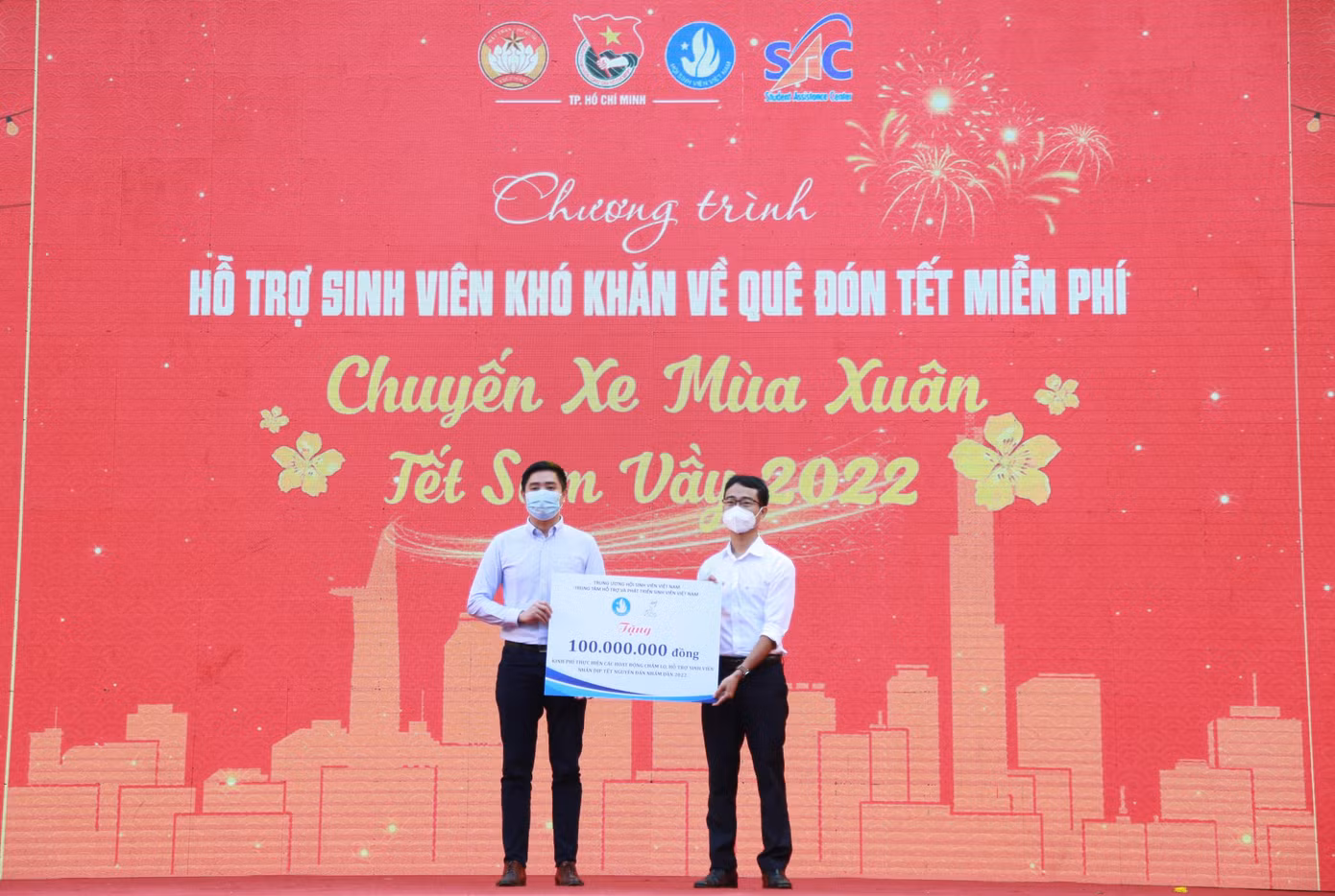 Tại chương trình, Trung ương Hội SVVN và Trung tâm Hỗ trợ và phát triển sinh viên Việt Nam trao tặng phần quà để hỗ trợ các bạn sinh viên.