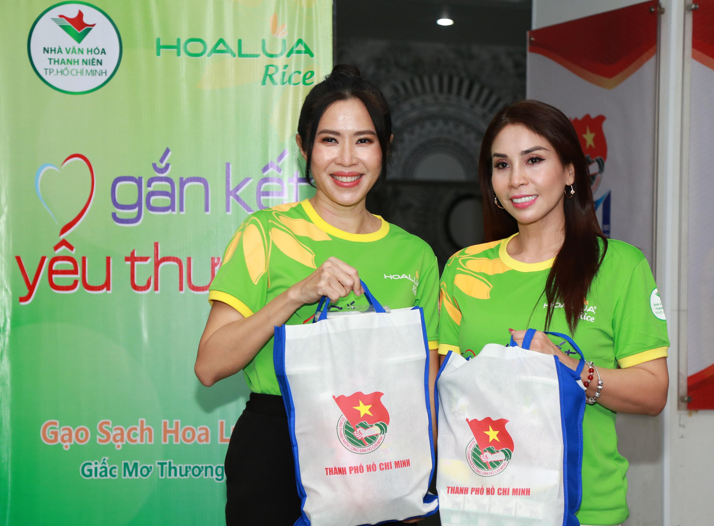 MC Quỳnh Hoa và diễn viên Lý Hương bên các phần quà gửi tặng các em nhỏ. MC Quỳnh Hoa và diễn viên Lý Hương bên các phần quà gửi tặng các em nhỏ.