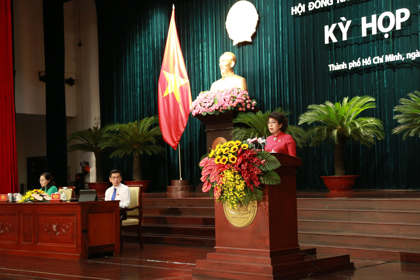 Chủ tịch Ủy ban MTTQ Việt Nam TPHCM Tô Thị Bích Châu trình bày báo cáo tại phiên họp khai mạc.