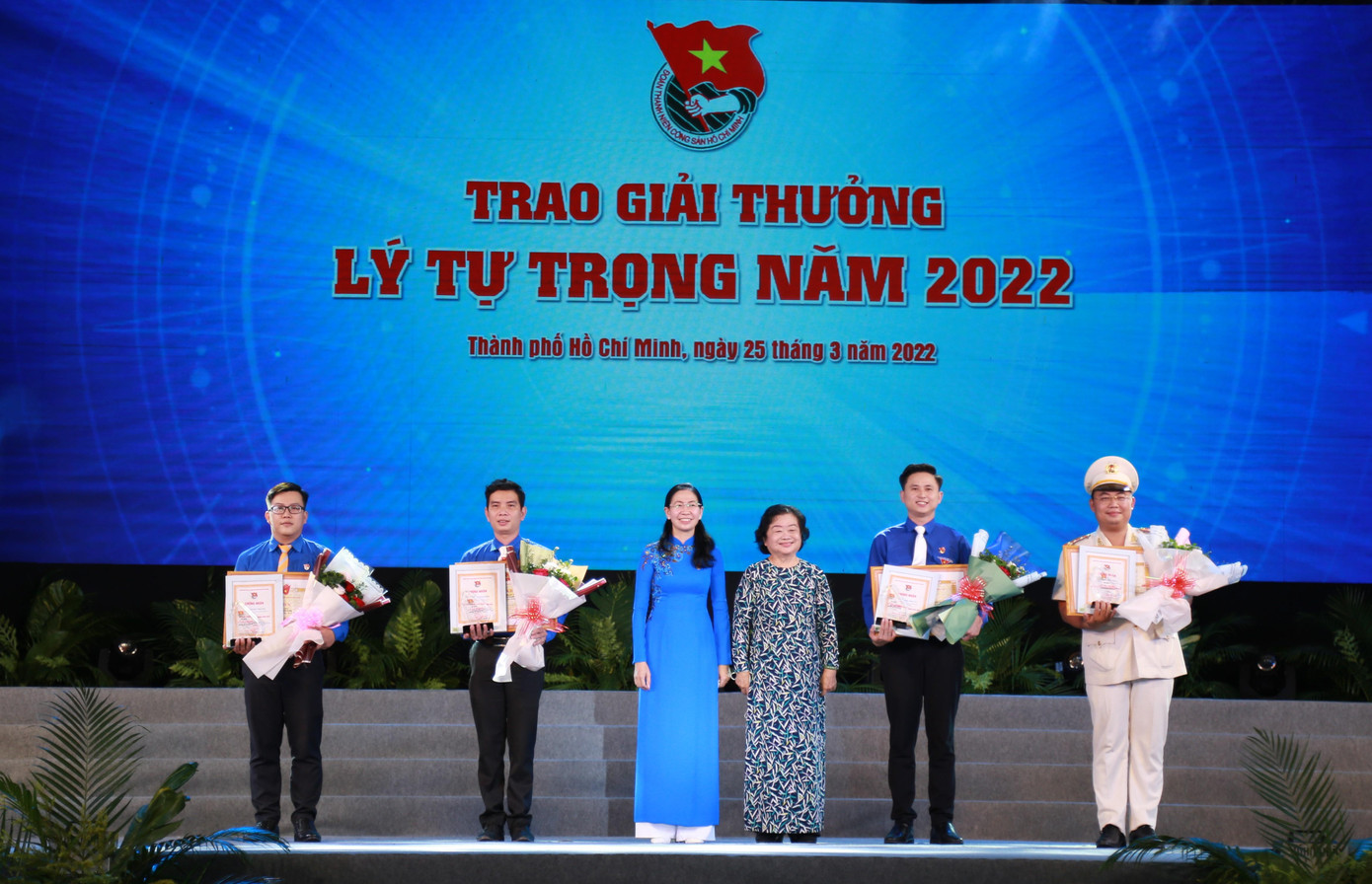 Bà Trương Mỹ Hoa và chị Phan Thị Thanh Phương trao giải thưởng Lý Tự Trọng của Trung ương Đoàn cho 3 cá nhân tiêu biểu trong công tác Đoàn thành phố