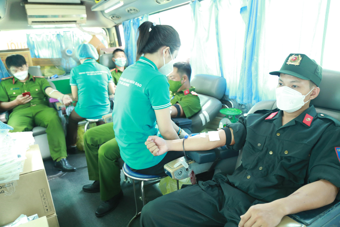 Ngày hội thu hút 140 cán bộ, chiến sĩ tham gia chia sẻ giọt máu nghĩa tình.