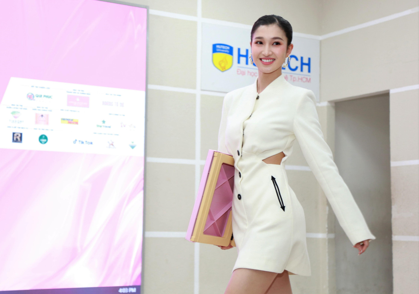 Sau phần talkshow giới thiệu cuộc thi và trả lời những thắc mắc của các bạn sinh viên về cuộc thi, Á hậu Phương Nhi cùng các bạn tham gia một mini game.