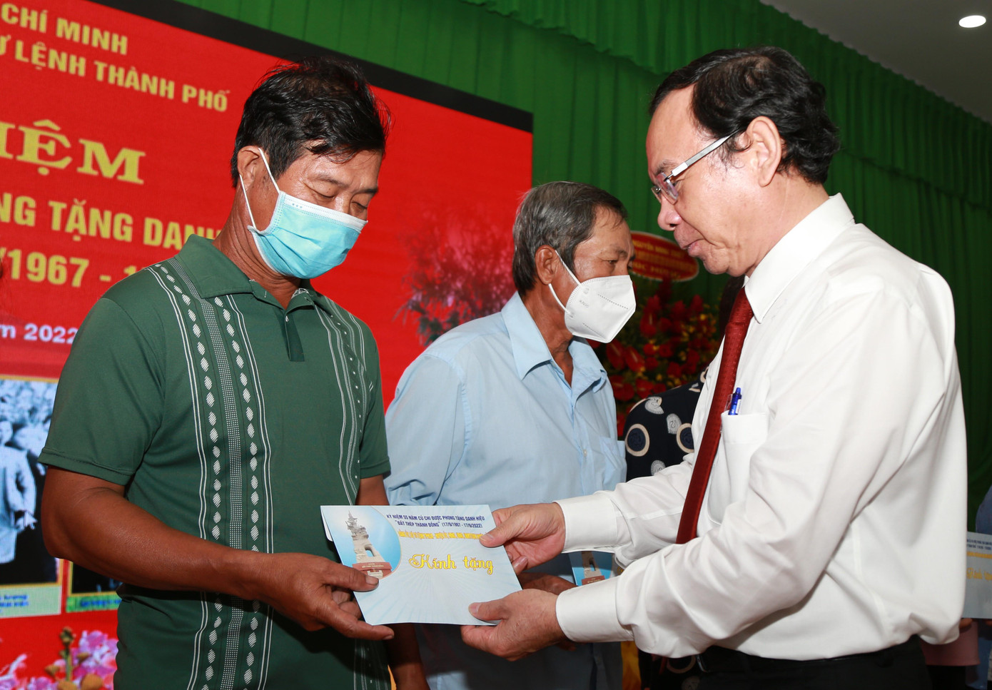 Bí thư Thành ủy TPHCM Nguyễn Văn Nên tặng quà cho người dân Củ Chi. Bí thư Thành ủy TPHCM Nguyễn Văn Nên tặng quà cho người dân Củ Chi.