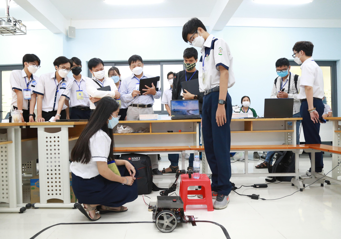 Các em học sinh thực hiện phần thi Sản phẩm sáng tạo tại vòng Chung kết hội thi diễn ra mới đây. Ảnh: Ngô Tùng