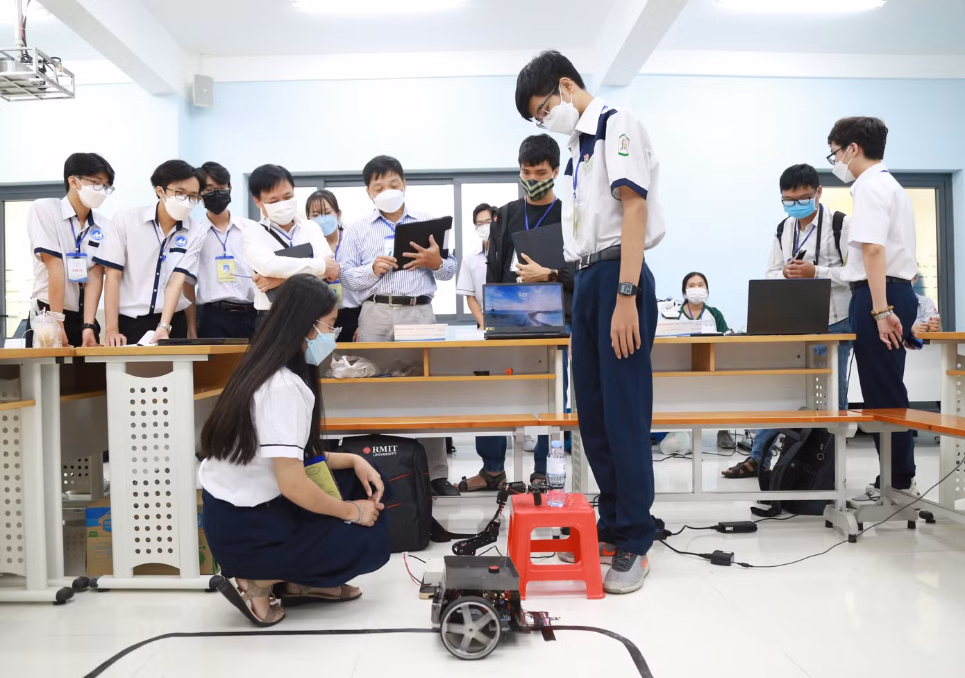 Các em học sinh thực hiện phần thi Sản phẩm sáng tạo tại vòng Chung kết hội thi diễn ra mới đây. Ảnh: Ngô Tùng