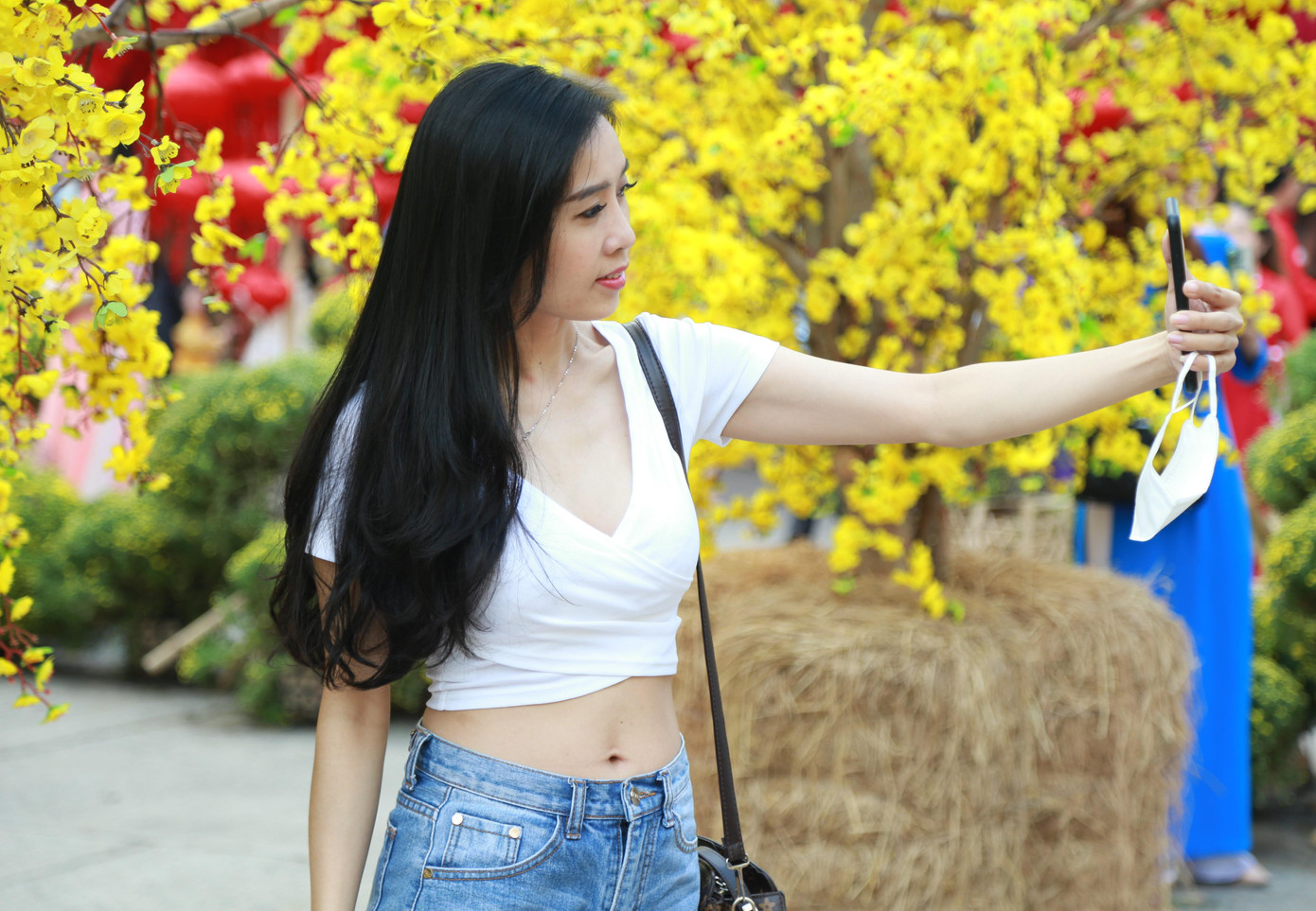 Một thay đổi lớn là lễ hội năm nay rút ngắn thời gian khi chỉ diễn ra đến hết 29 tháng Chạp. Tuy nhiên, từ nửa tháng qua sau khi mở cửa đón khách, không gian này đón hàng nghìn người mỗi ngày đến du xuân sớm (Ảnh: Ngô Tùng)