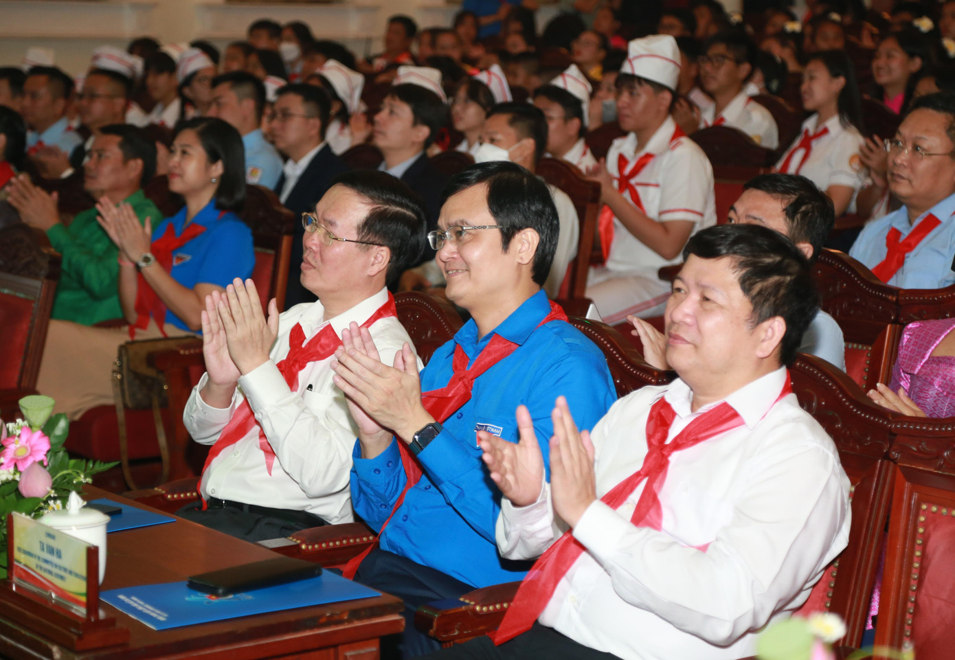 Thường trực Ban Bí thư Trung ương Đảng Võ Văn Thưởng (hàng đầu, bìa trái) tham dự chương trình. Thường trực Ban Bí thư Trung ương Đảng Võ Văn Thưởng (hàng đầu, bìa trái) tham dự chương trình.