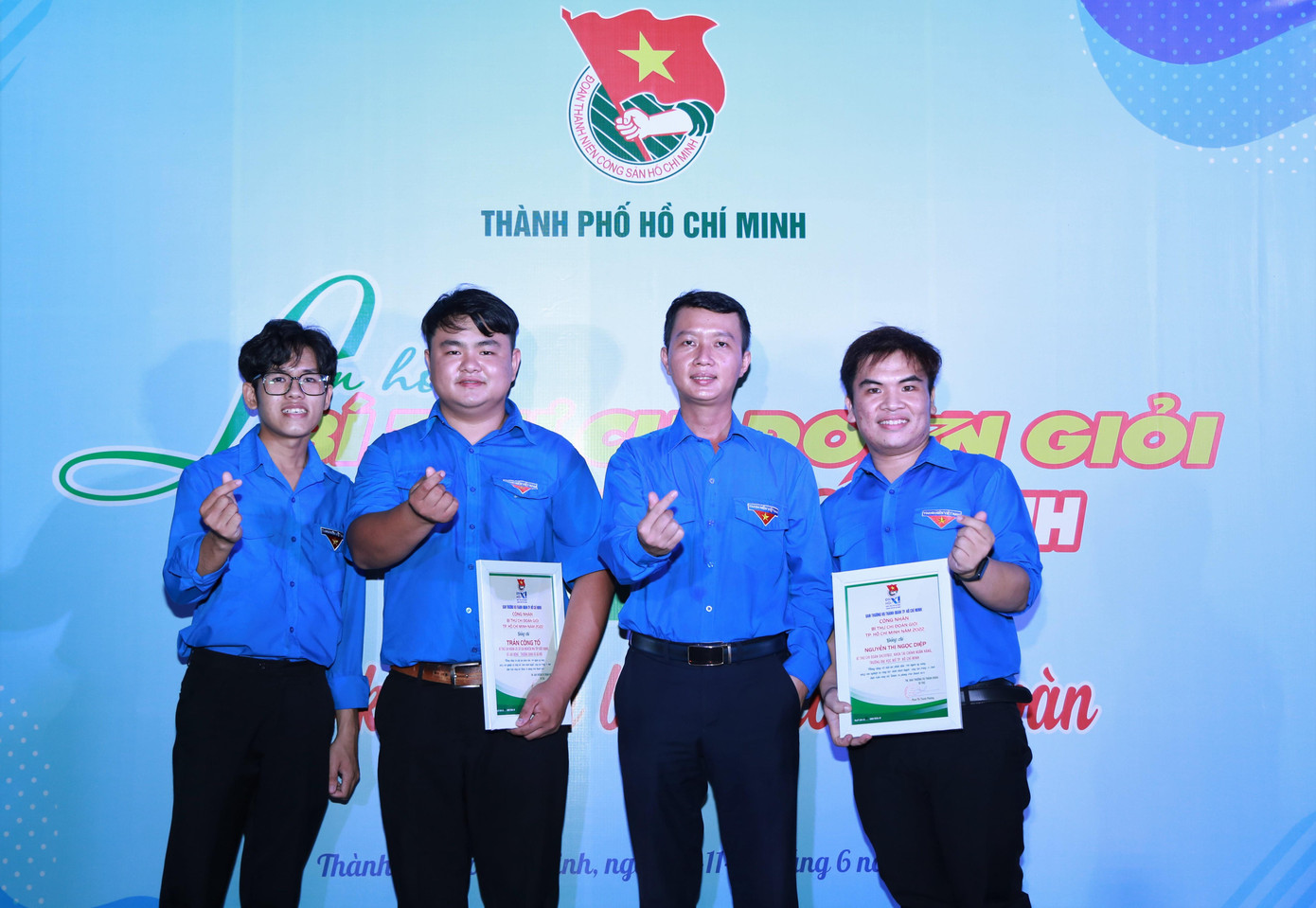 Tại lễ khai mạc, Ban Thường vụ Thành Đoàn TPHCM đã trao giấy chứng nhận cho các bạn trẻ tham gia liên hoan. Chương trình tuyên dương 57 Bí thư Chi đoàn giỏi tiêu biểu sẽ diễn ra tối 11/6 tại Huyện đảo Cần Giờ - Ảnh: Ngô Tùng. Tại lễ khai mạc, Ban Thường vụ Thành Đoàn TPHCM đã trao giấy chứng nhận cho các bạn trẻ tham gia liên hoan. Chương trình tuyên dương 57 Bí thư Chi đoàn giỏi tiêu biểu sẽ diễn ra tối 11/6 tại Huyện đảo Cần Giờ - Ảnh: Ngô Tùng.