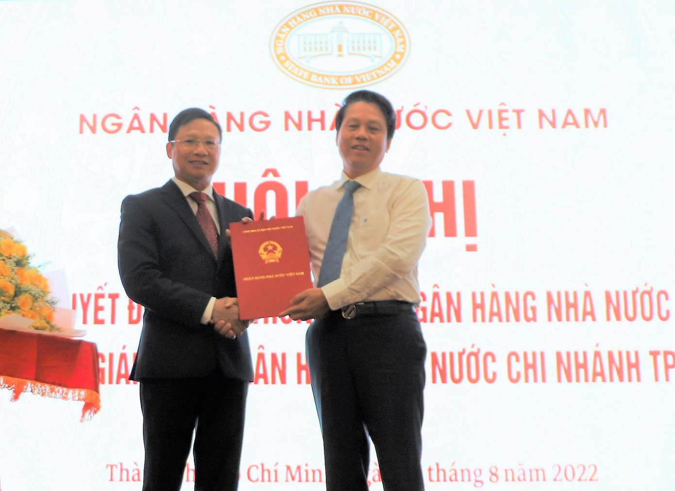 Phó Thống đốc Ngân hàng Nhà nước Việt Nam Phạm Tiến Dũng (bên phải) trao quyết định bổ nhiệm cho ông Võ Minh Tuấn.