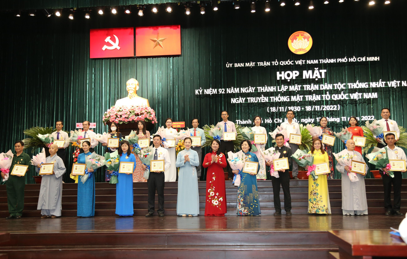 Đại diện Ủy ban T.Ư MTTQ Việt Nam và MTTQ Việt Nam TPHCM trao kỷ niệm chương “Vì sự nghiệp đại đoàn kết dân tộc” đến các cá nhân. Đại diện Ủy ban T.Ư MTTQ Việt Nam và MTTQ Việt Nam TPHCM trao kỷ niệm chương “Vì sự nghiệp đại đoàn kết dân tộc” đến các cá nhân.
