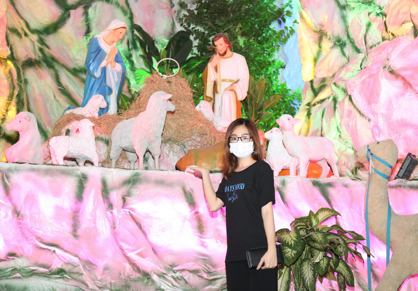 Tranh thủ đi lễ ở Giáo xứ Thị Nghè (quận Bình Thạnh), bạn Trần Thanh Ngọc nhờ người chụp bức ảnh kỷ niệm bên tiểu cảnh hang đá tái hiện hoạt cảnh Chúa giáng sinh. "Mùa Giáng sinh, mình đi lễ với mong muốn cầu nguyện cho gia đình, mọi người được bình an, khỏe mạnh", cô bạn 9x chia sẻ. Năm ngoái, Ngọc cùng các bạn rảo quanh các cung đường để phát quà cho những người cơ nhỡ trong mùa giáng sinh.