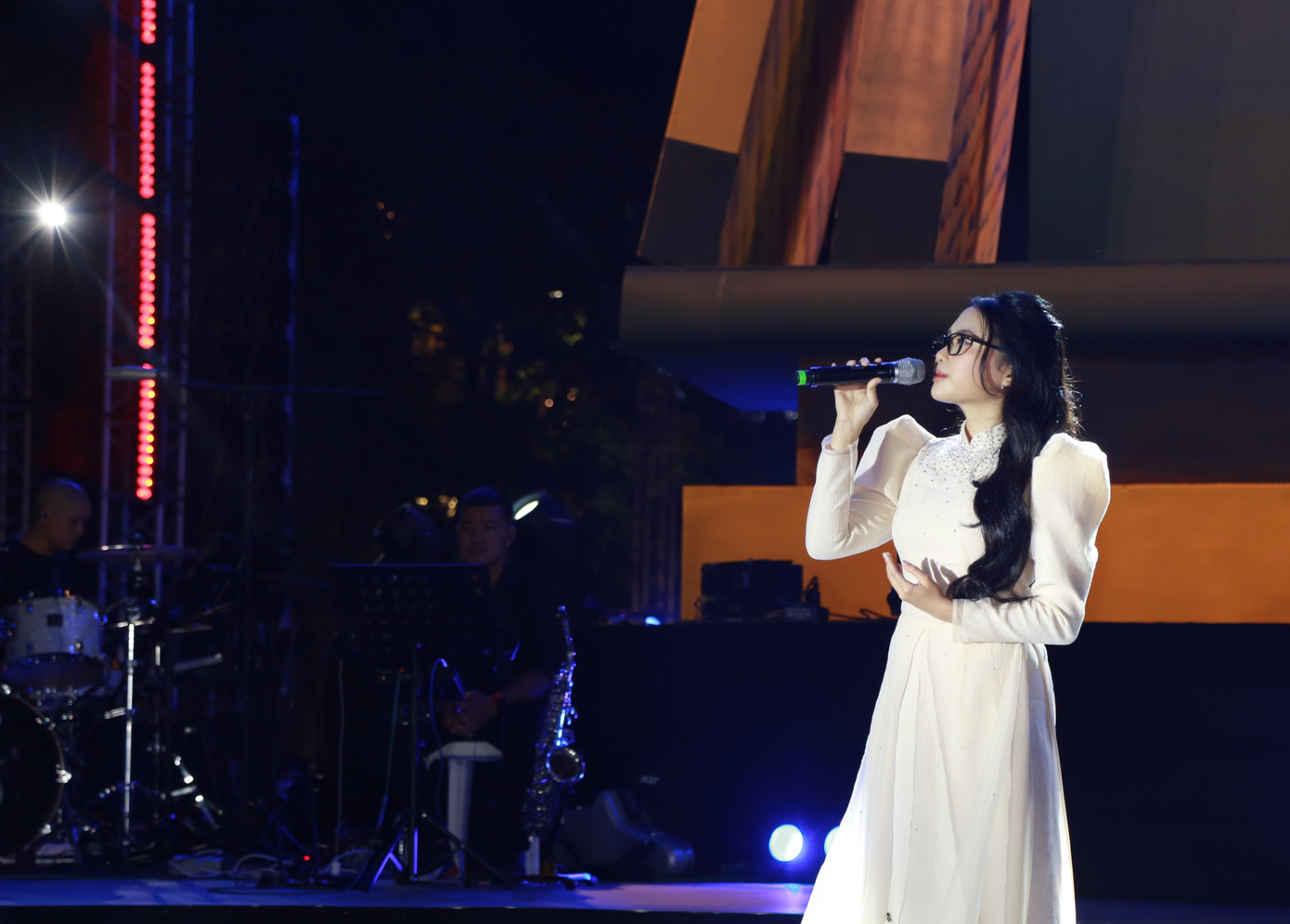 Học trò Quang Lê cũng trình diễn bản mashup Tình thơ và Phượng hồng. Học trò Quang Lê cũng trình diễn bản mashup Tình thơ và Phượng hồng.