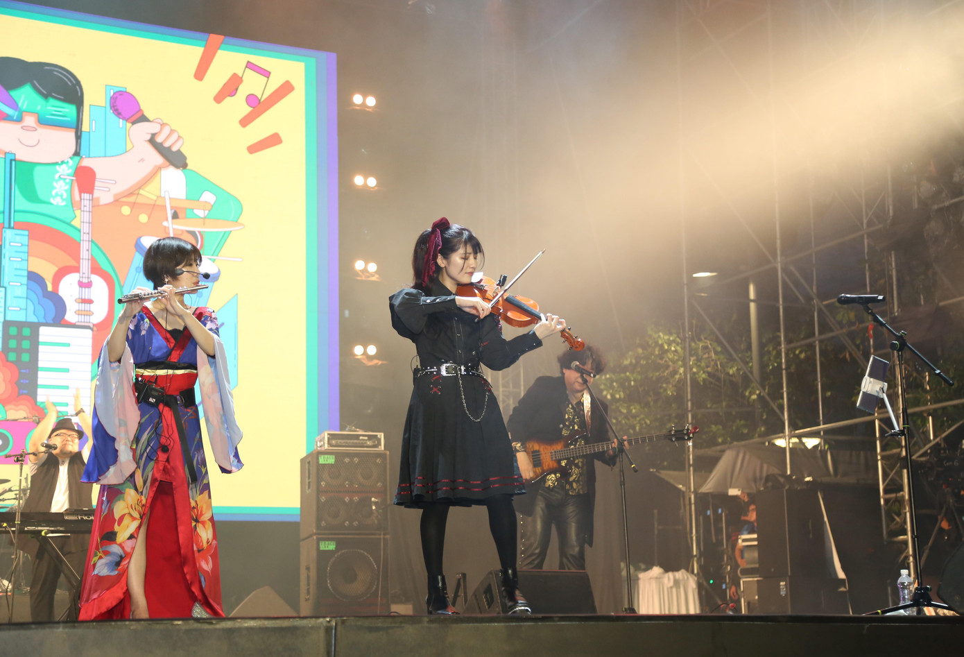 Các nhạc công Nhật Bản mang đến không gian âm nhạc thú vị mang âm hưởng các giai điệu từ phim hoạt hình Anime. Các nhạc công Nhật Bản mang đến không gian âm nhạc thú vị mang âm hưởng các giai điệu từ phim hoạt hình Anime.