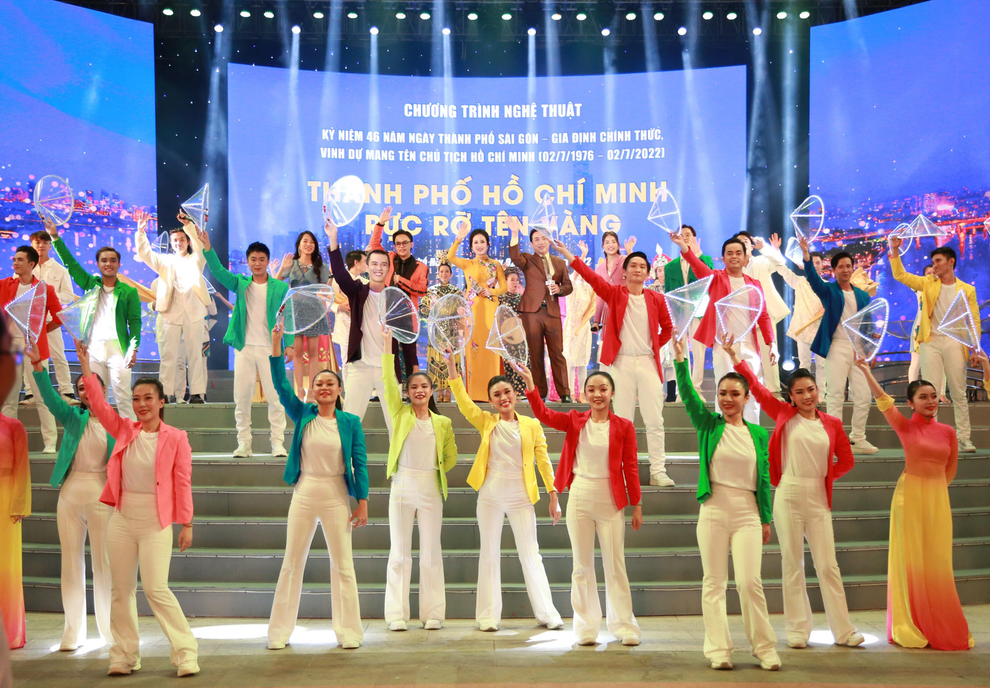 Chương trình nghệ thuật khép lại với mashup: Đẹp lắm thành phố tôi - Thành phố ngàn mến yêu - Hello Ho Chi Minh City, với sự góp giọng của các rapper T.One, LC, Benjo cùng các ca sĩ trẻ Hồ Tuấn Phúc, Phạm Đồng Diệu Ly, Tùng Kao, Thu Thủy.