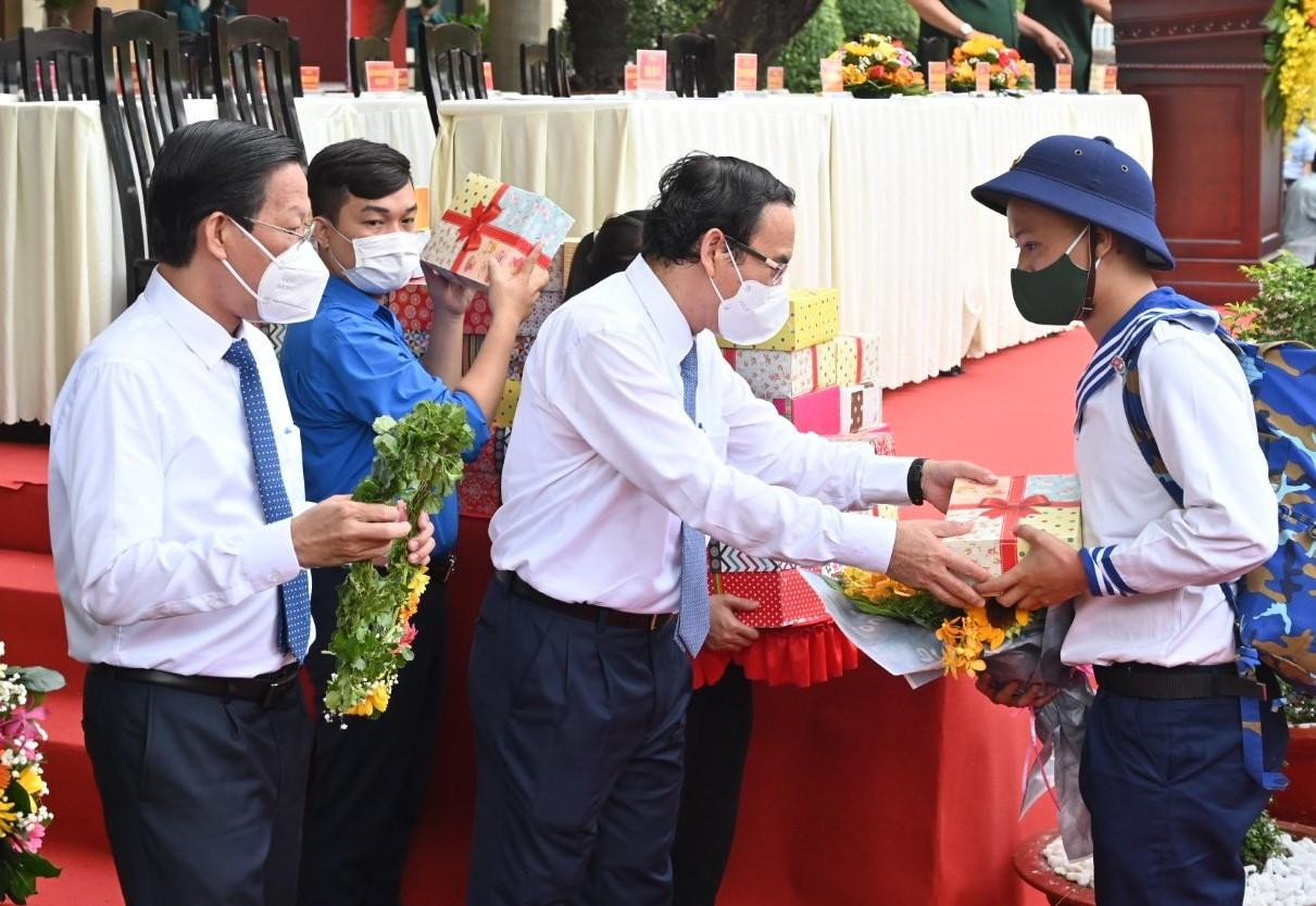 Lãnh đạo thành phố trao hoa, quà cho tân binh tại buổi lễ đánh dấu bắt đầu quá trình rèn luyện, trau dồi của các thanh niên trong môi trường quân ngũ.