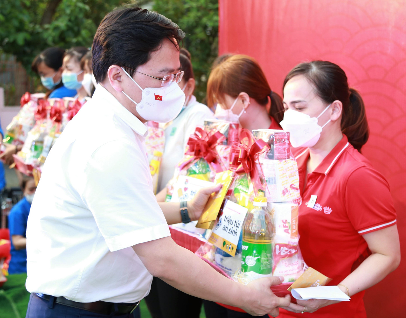 Bí thư thứ nhất T.Ư Đoàn Nguyễn Anh Tuấn trao phần quà Tết cho anh chị em thanh niên công nhân, người lao động trước thềm Tết đến xuân về.