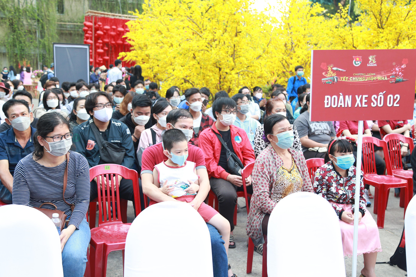 Người lao động và con em mình được hỗ trợ trở về quê trên các chuyến xe nghĩa tình ngày cận Tết. Người lao động và con em mình được hỗ trợ trở về quê trên các chuyến xe nghĩa tình ngày cận Tết.