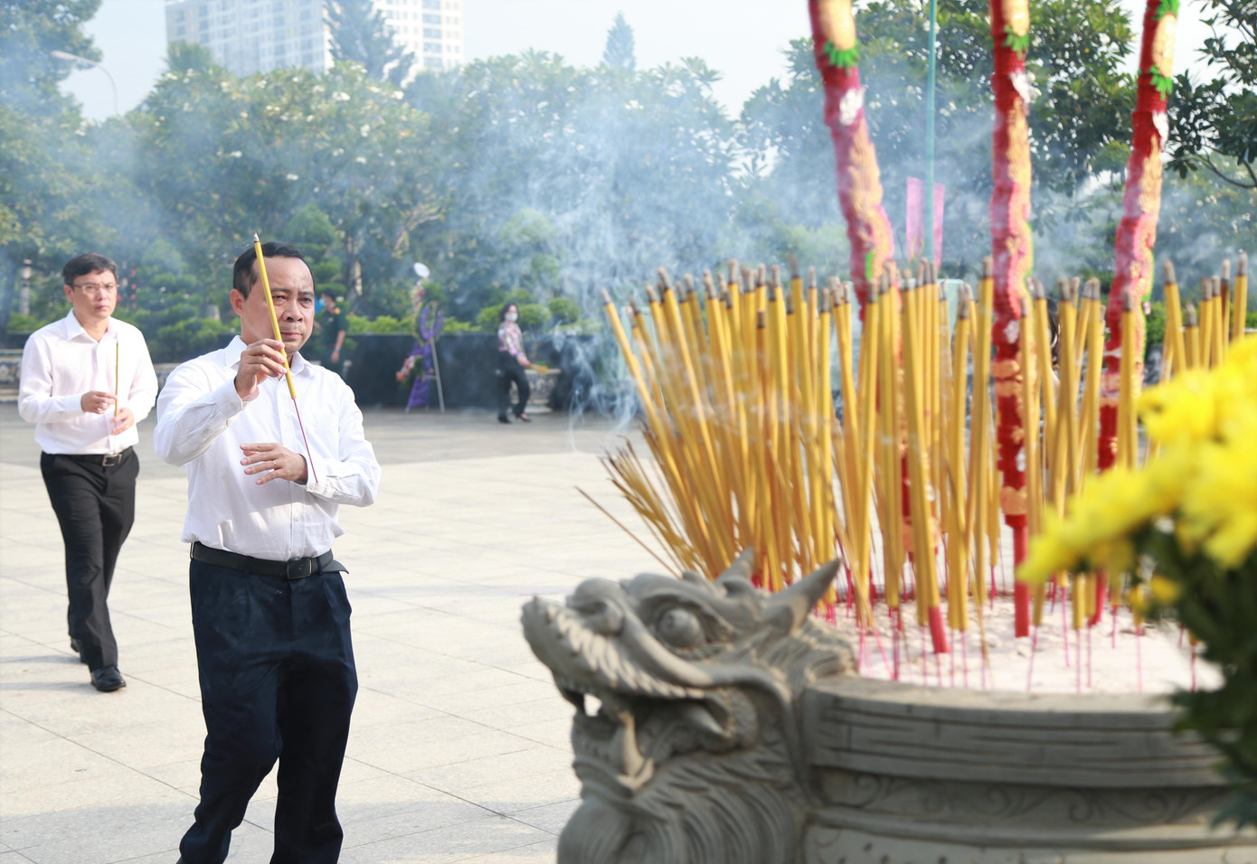 Sáng cùng ngày, Đoàn đại biểu Đại học Quốc gia TPHCM do PGS.TS Vũ Hải Quân - Ủy viên Trung ương Đảng, Giám đốc ĐHQG TPHCM làm trưởng đoàn, đã đến dâng hương tại Nghĩa trang Liệt sĩ TPHCM.